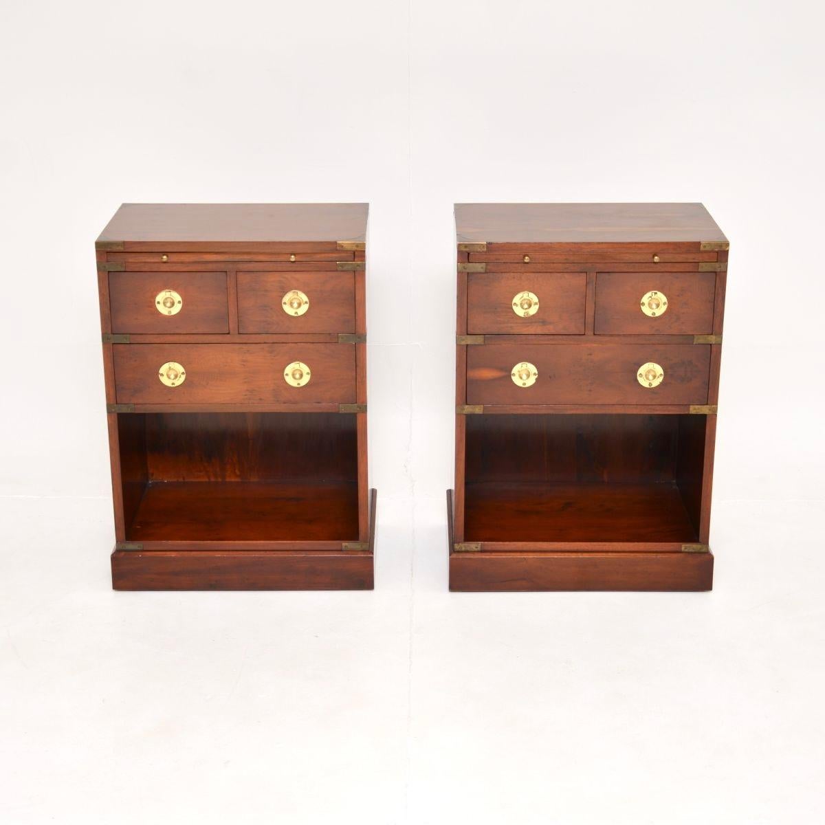 Paire de tables de chevet / tables d'appoint en bois d'if ancien de campagne militaire, d'une grande élégance et d'une excellente facture. Fabriqués en Angleterre, ils datent des années 1930.

Ils sont d'une superbe qualité et d'une taille très