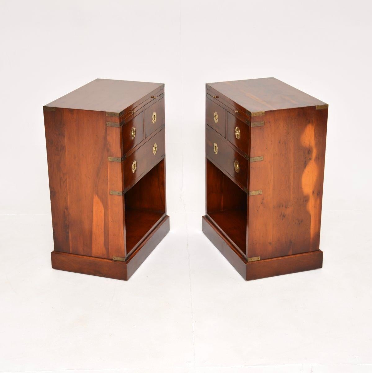 Campagne Paire de tables de chevet / tables d'appoint anciennes en Wood Wood Military Campaigner en vente