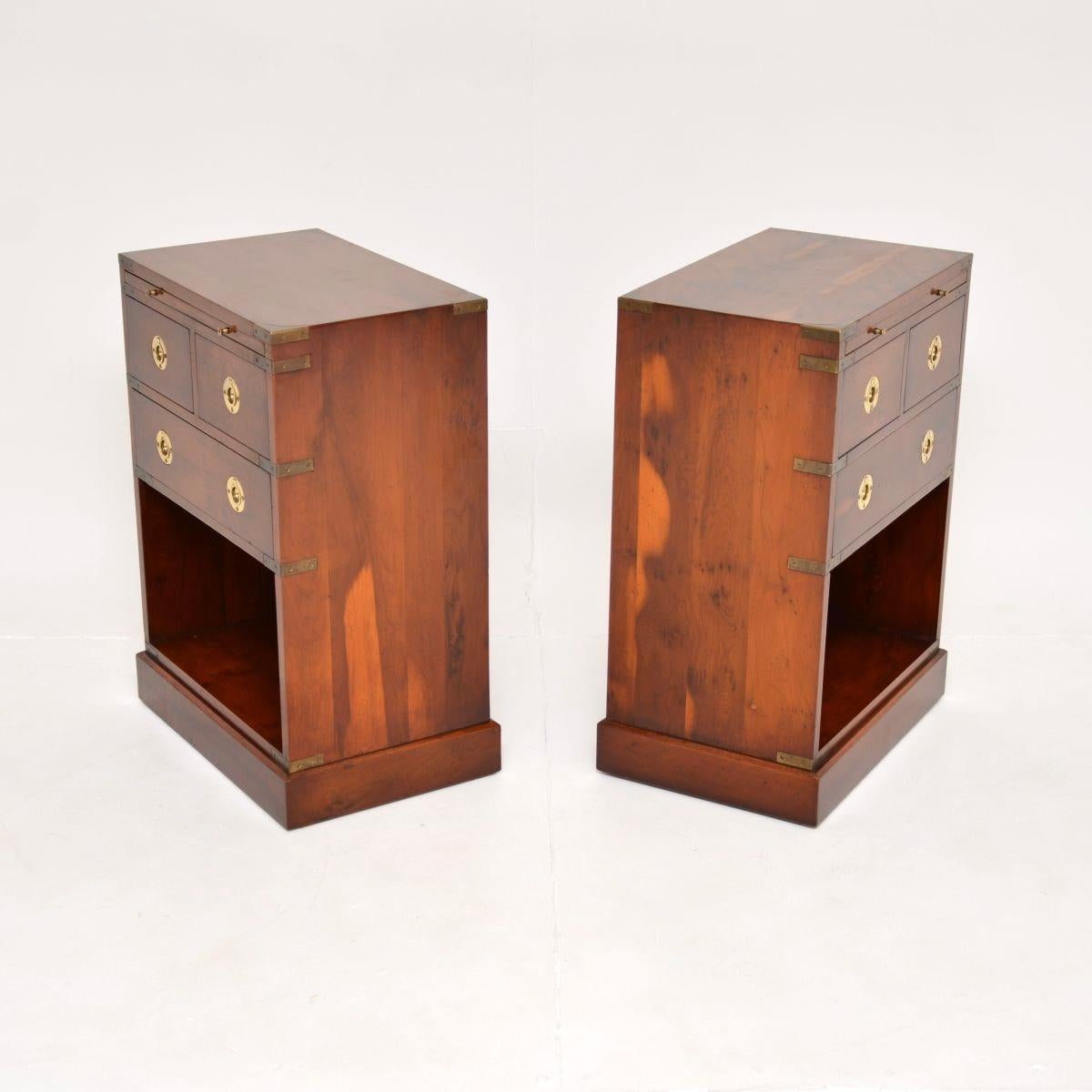 Britannique Paire de tables de chevet / tables d'appoint anciennes en Wood Wood Military Campaigner en vente