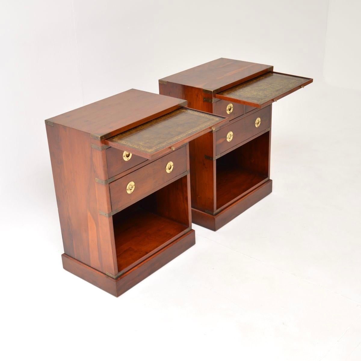 Paire de tables de chevet / tables d'appoint anciennes en Wood Wood Military Campaigner Bon état - En vente à London, GB