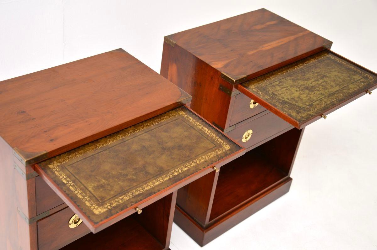 Milieu du XXe siècle Paire de tables de chevet / tables d'appoint anciennes en Wood Wood Military Campaigner en vente