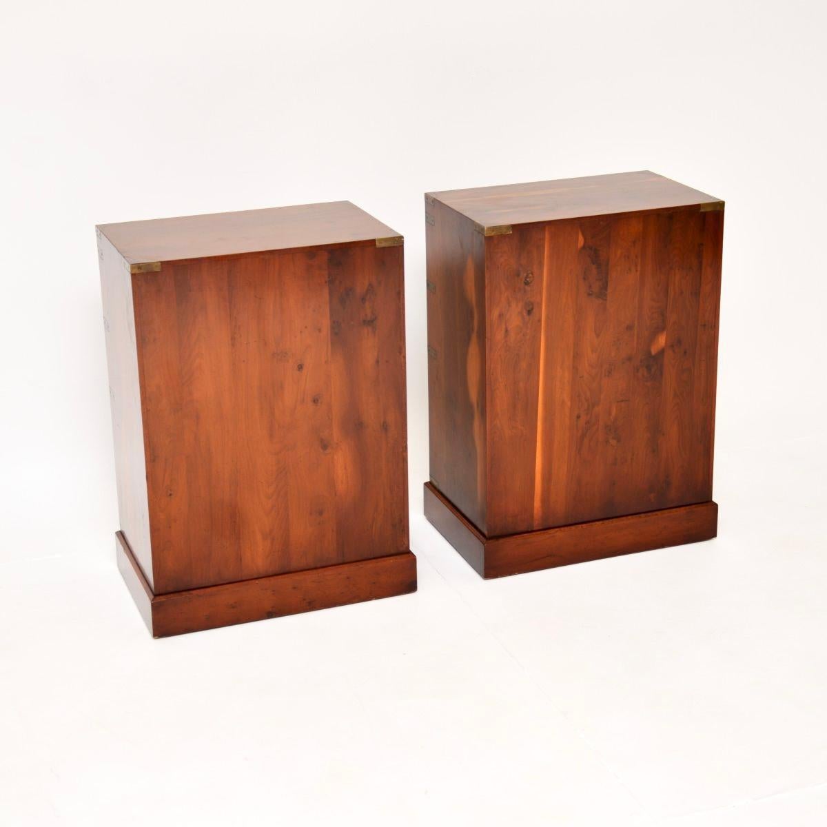 Laiton Paire de tables de chevet / tables d'appoint anciennes en Wood Wood Military Campaigner en vente