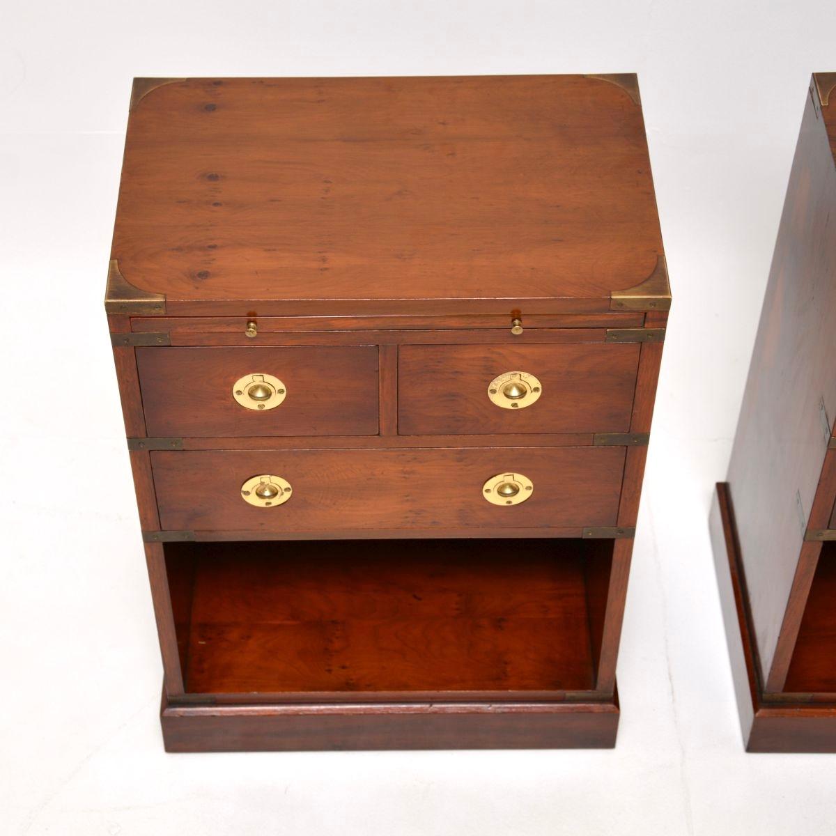 Paire de tables de chevet / tables d'appoint anciennes en Wood Wood Military Campaigner en vente 1