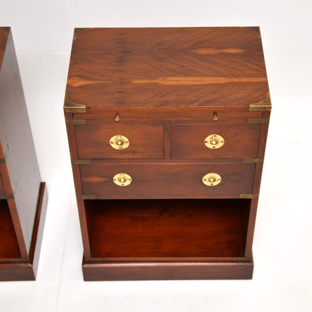 Paire de tables de chevet / tables d'appoint anciennes en Wood Wood Military Campaigner en vente 2