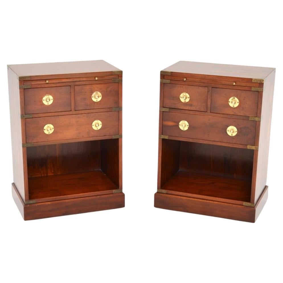 Paire de tables de chevet / tables d
appoint anciennes en Wood Wood Military Campaigner en vente