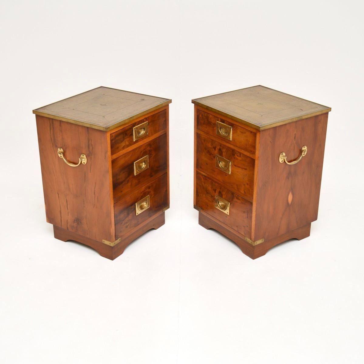 Pair of Antique Yew Wood Military Campaign Bedside Chests (Britisch)