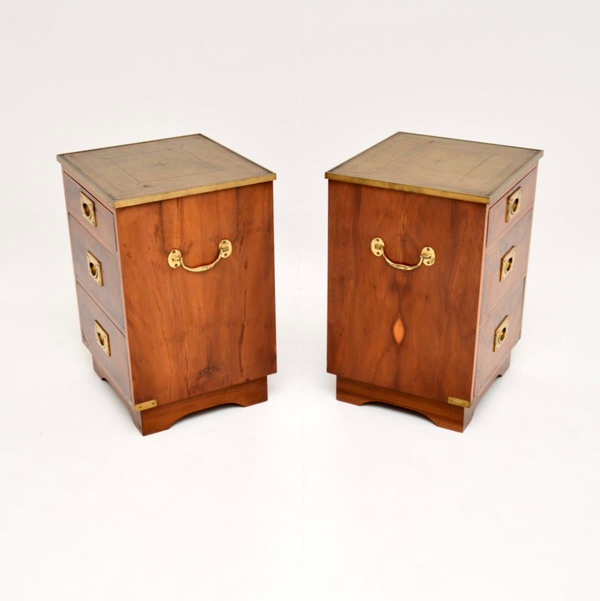 Pair of Antique Yew Wood Military Campaign Bedside Chests im Zustand „Gut“ in London, GB