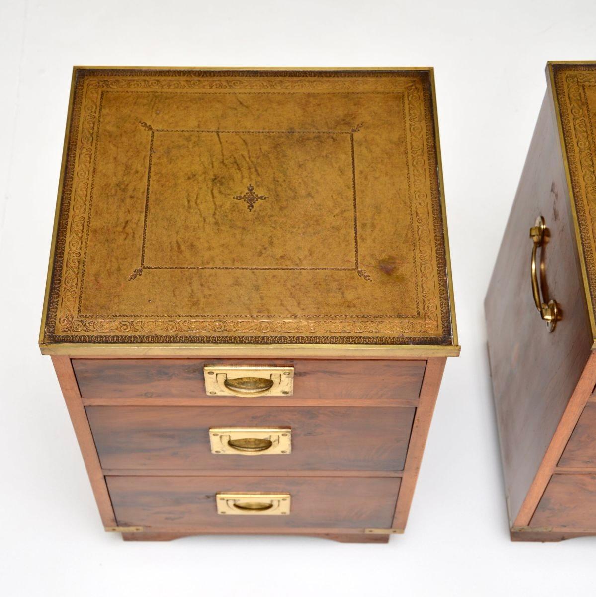 Pair of Antique Yew Wood Military Campaign Bedside Chests (Mitte des 20. Jahrhunderts)