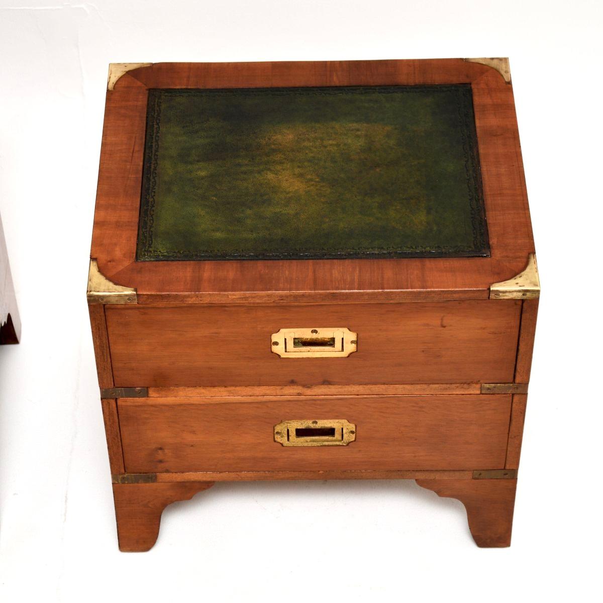 Coppia di comò antichi in legno di tasso in stile Campaigner militare in vendita 3