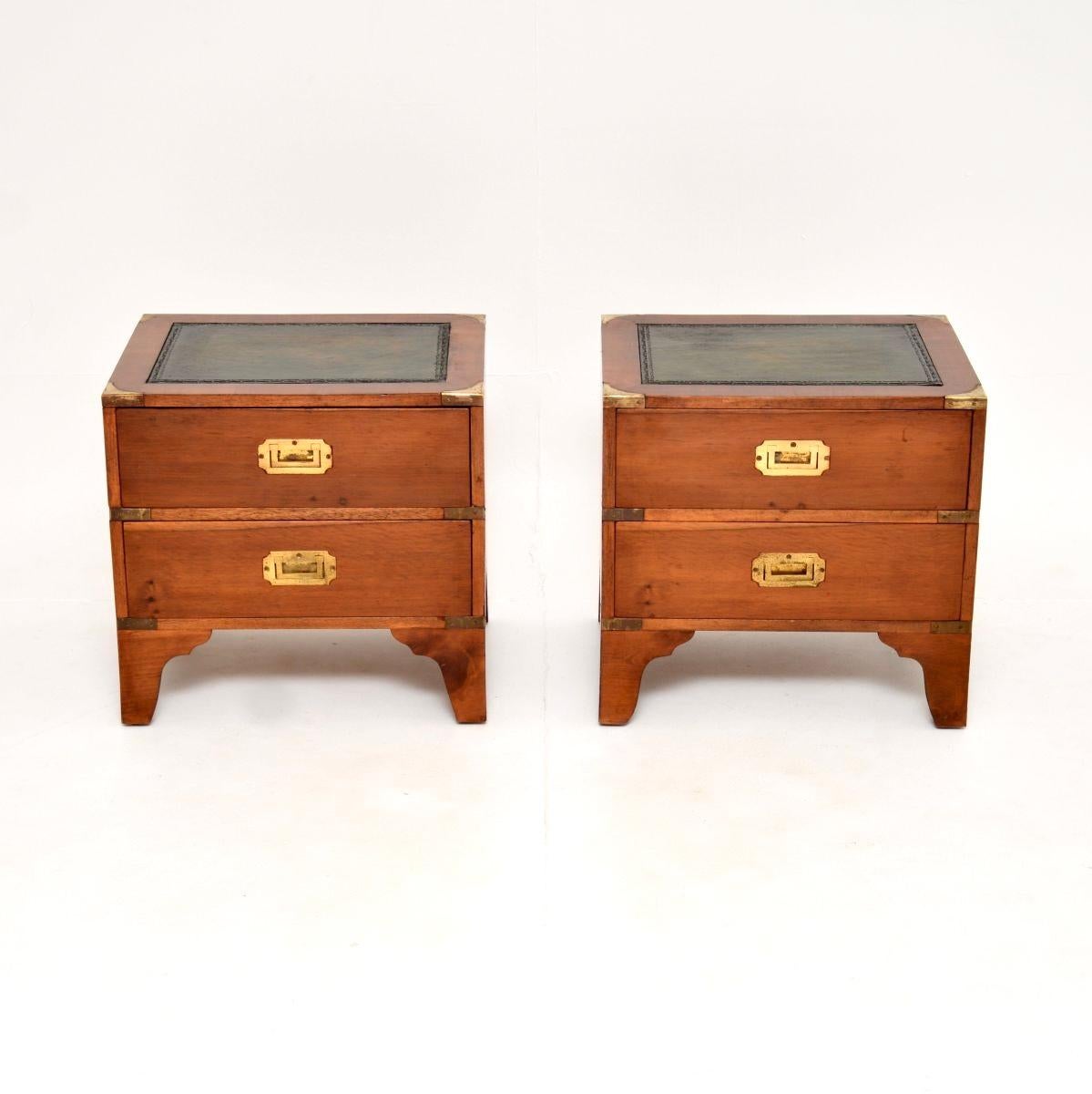 Una meravigliosa coppia di antichi comodini in legno di tasso in stile campagna militare. Sono stati prodotti in Inghilterra e risalgono agli anni '1930 circa.

Sono di qualità eccellente e di dimensioni deliziose, perfetti per essere utilizzati