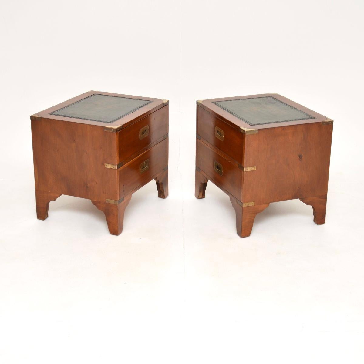 Stile Campaign Coppia di comò antichi in legno di tasso in stile Campaigner militare in vendita