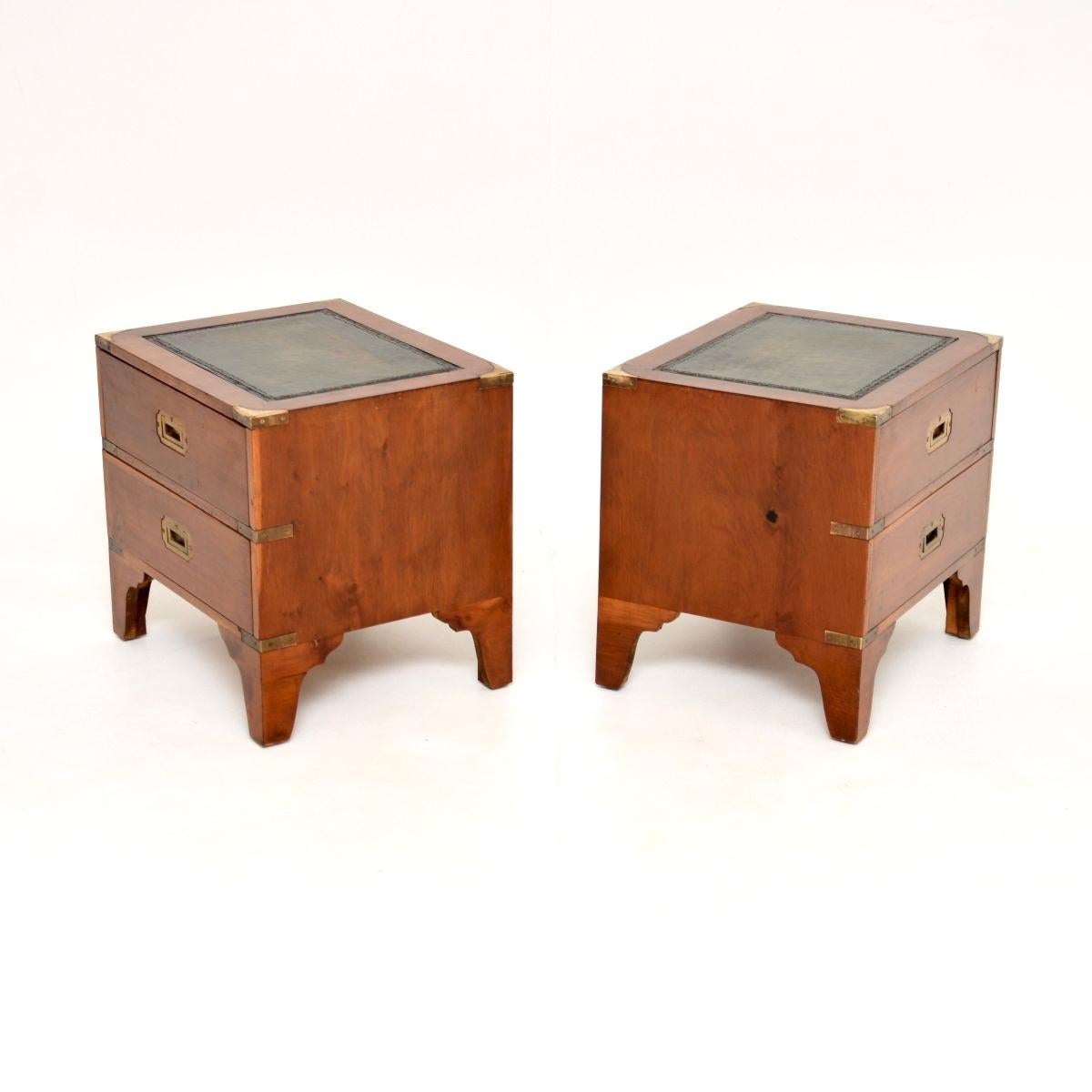 Britannico Coppia di comò antichi in legno di tasso in stile Campaigner militare in vendita