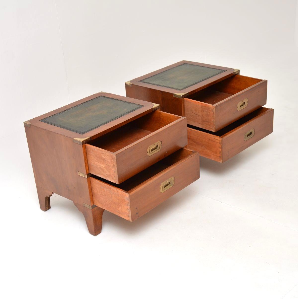 Coppia di comò antichi in legno di tasso in stile Campaigner militare In condizioni buone in vendita a London, GB