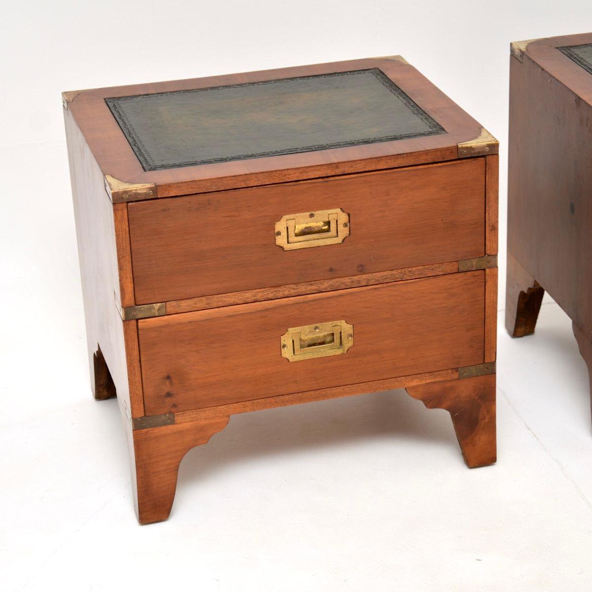 Metà XX secolo Coppia di comò antichi in legno di tasso in stile Campaigner militare in vendita