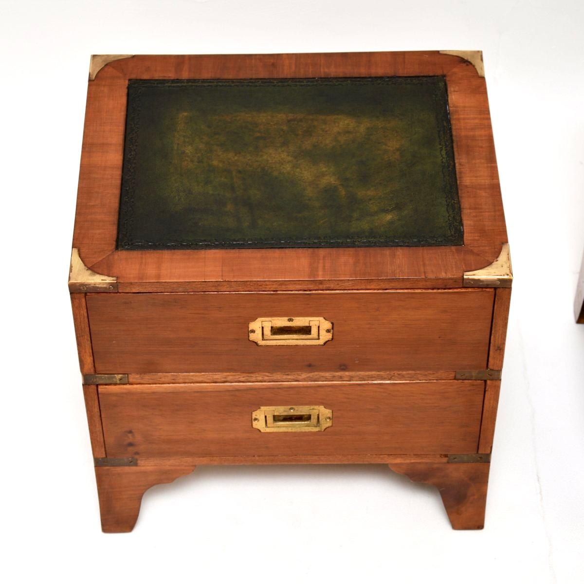 Coppia di comò antichi in legno di tasso in stile Campaigner militare in vendita 2