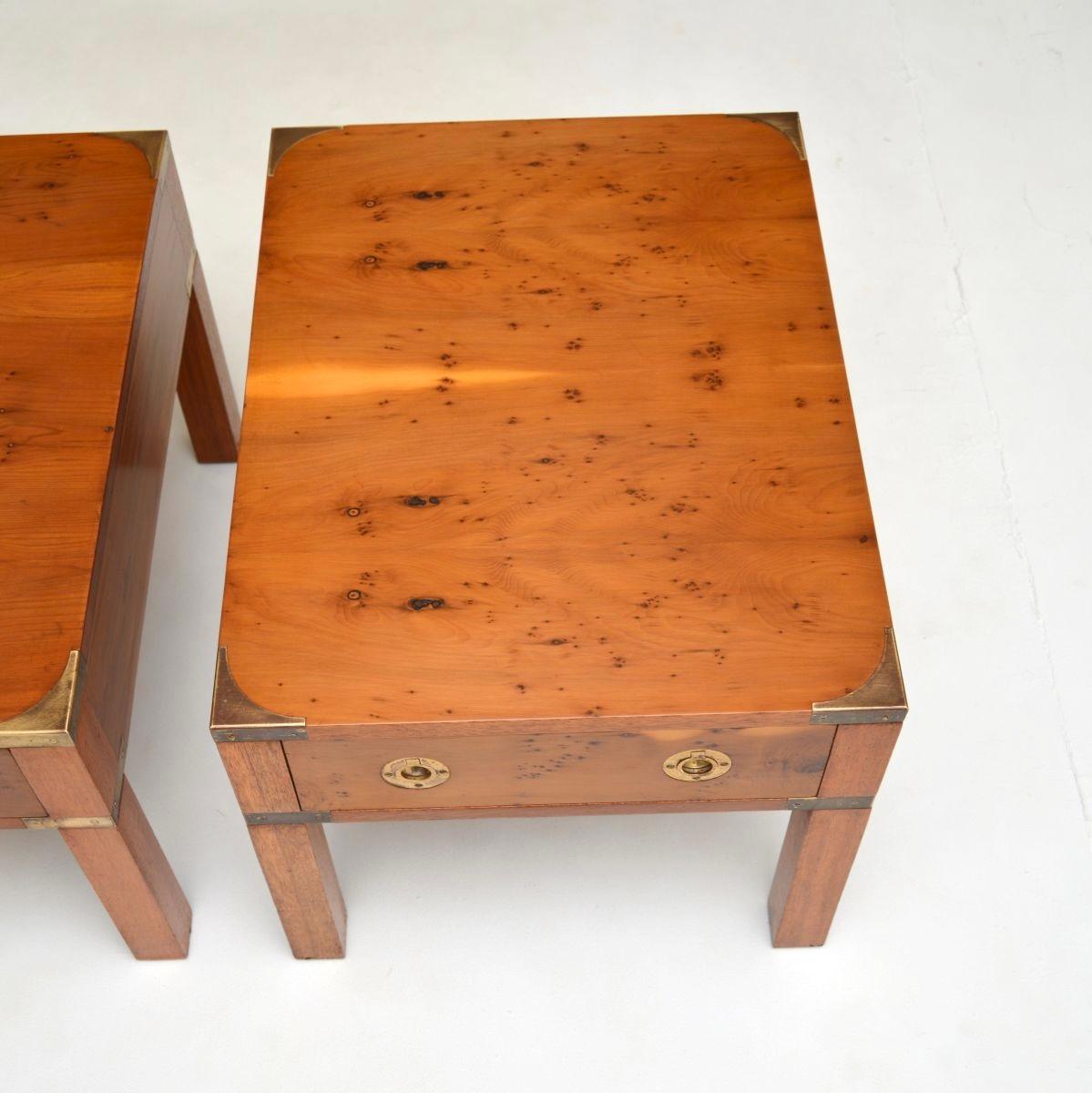 Pareja de Mesas Auxiliares Militares Antiguas de Madera de Tejo Estilo Campaña en venta 4