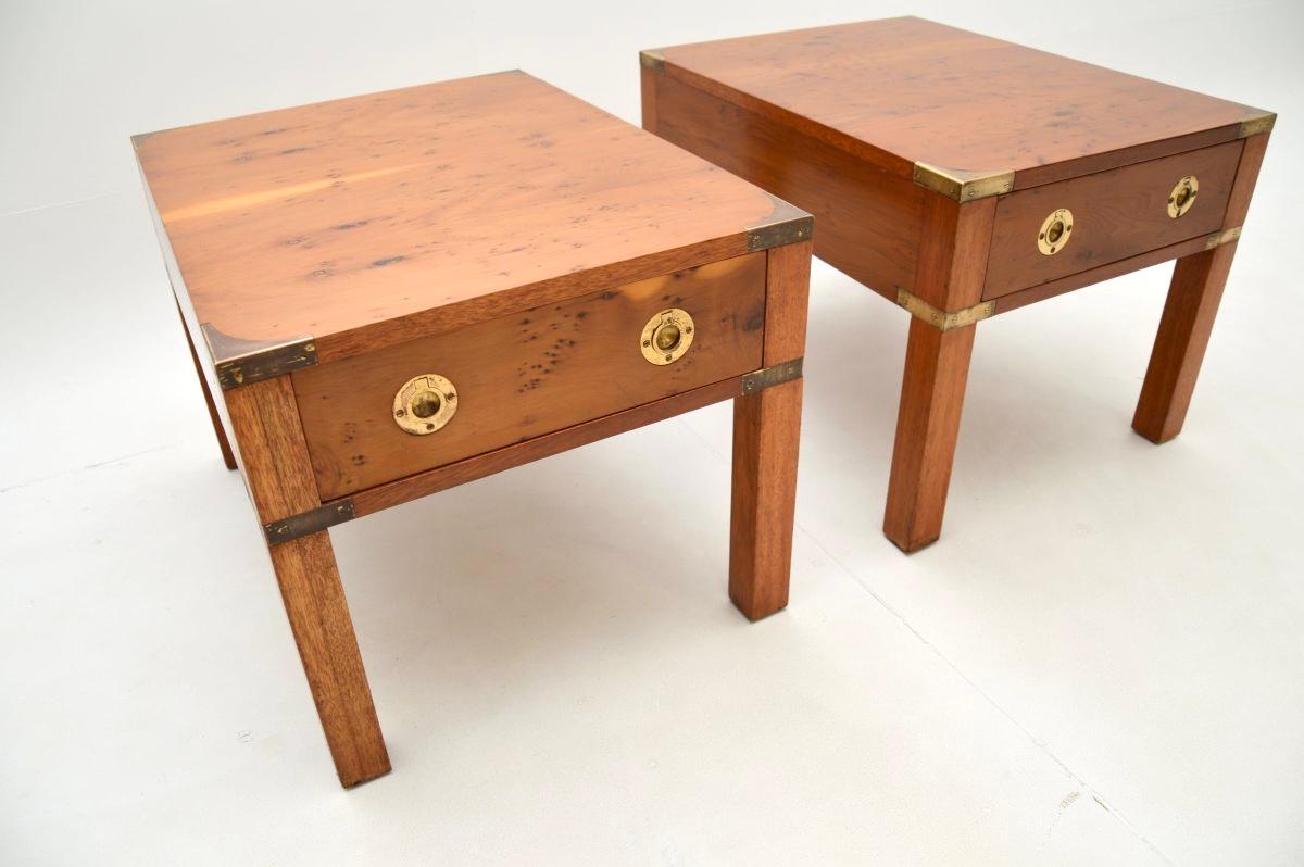 Pareja de Mesas Auxiliares Militares Antiguas de Madera de Tejo Estilo Campaña en venta 5