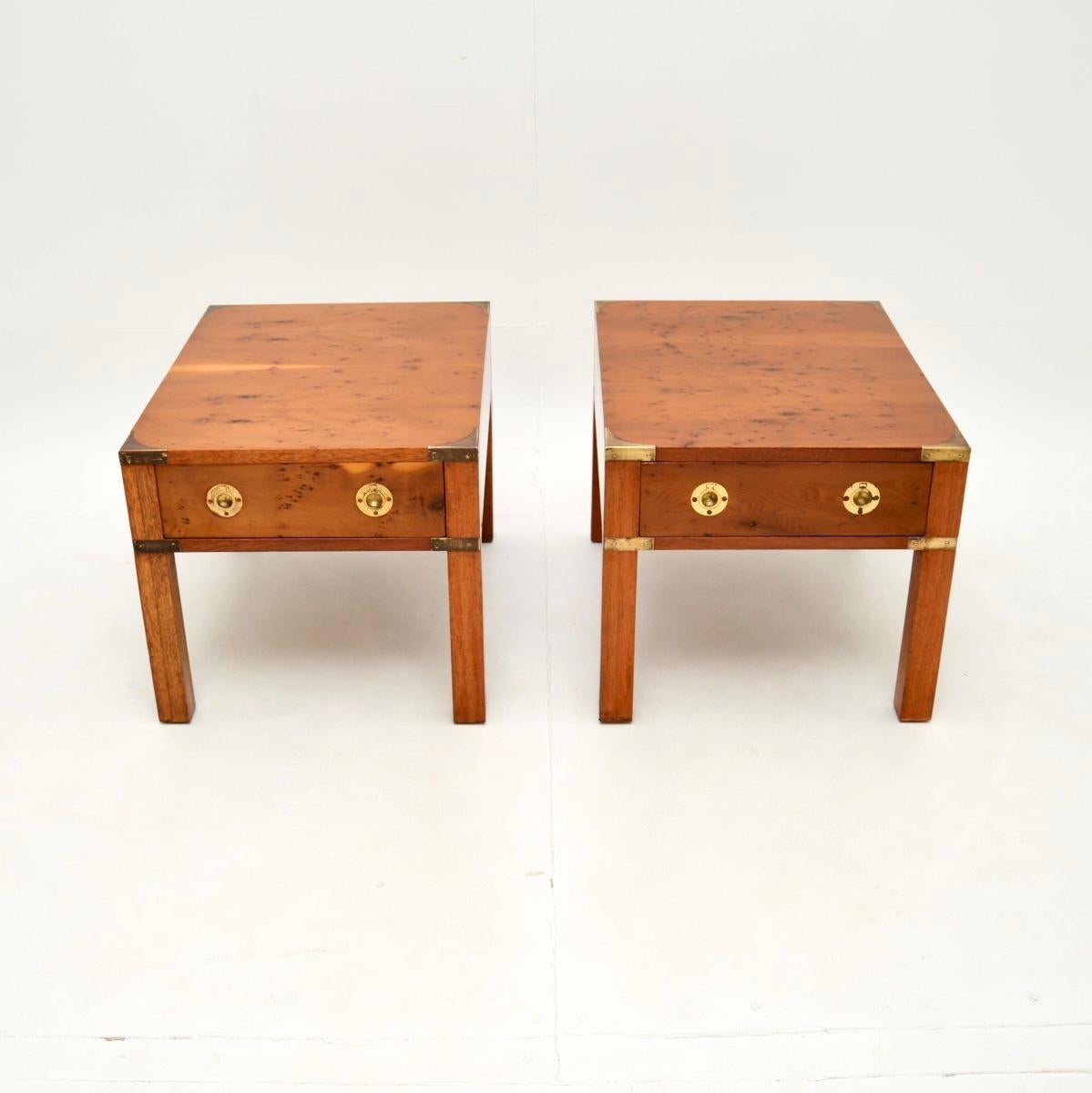 Pareja de Mesas Auxiliares Militares Antiguas de Madera de Tejo Estilo Campaña Británico en venta