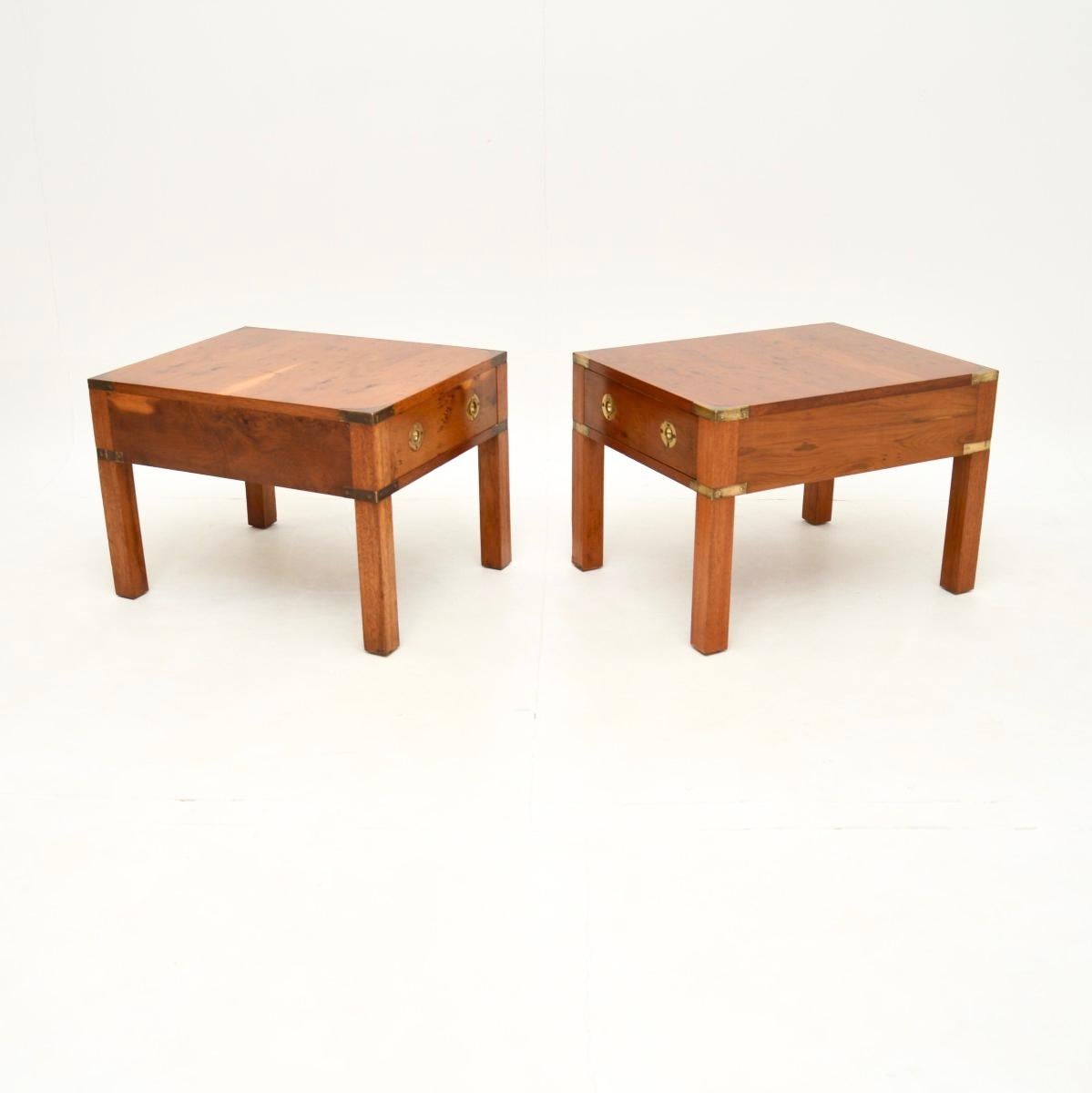 Pareja de Mesas Auxiliares Militares Antiguas de Madera de Tejo Estilo Campaña en Bueno estado para la venta en London, GB
