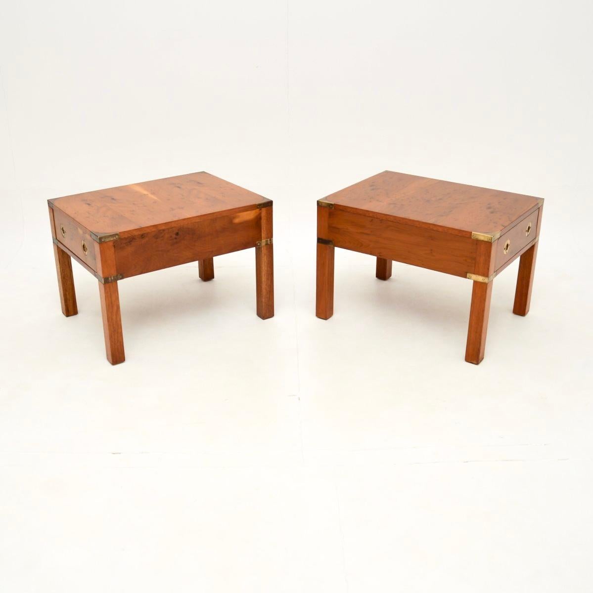 Pareja de Mesas Auxiliares Militares Antiguas de Madera de Tejo Estilo Campaña mediados del siglo XX en venta