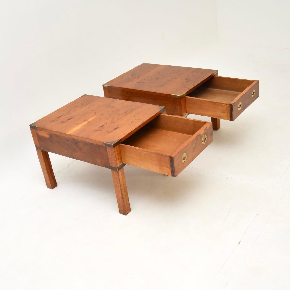 Pareja de Mesas Auxiliares Militares Antiguas de Madera de Tejo Estilo Campaña en venta 1