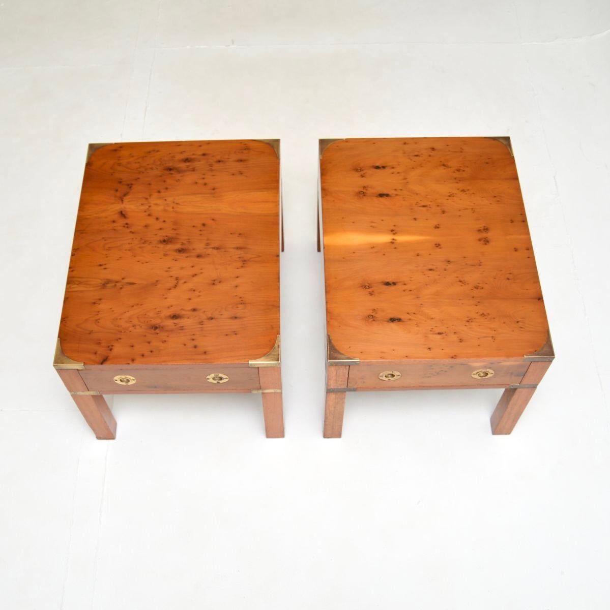 Pareja de Mesas Auxiliares Militares Antiguas de Madera de Tejo Estilo Campaña en venta 2