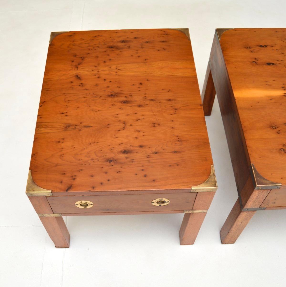 Pareja de Mesas Auxiliares Militares Antiguas de Madera de Tejo Estilo Campaña en venta 3