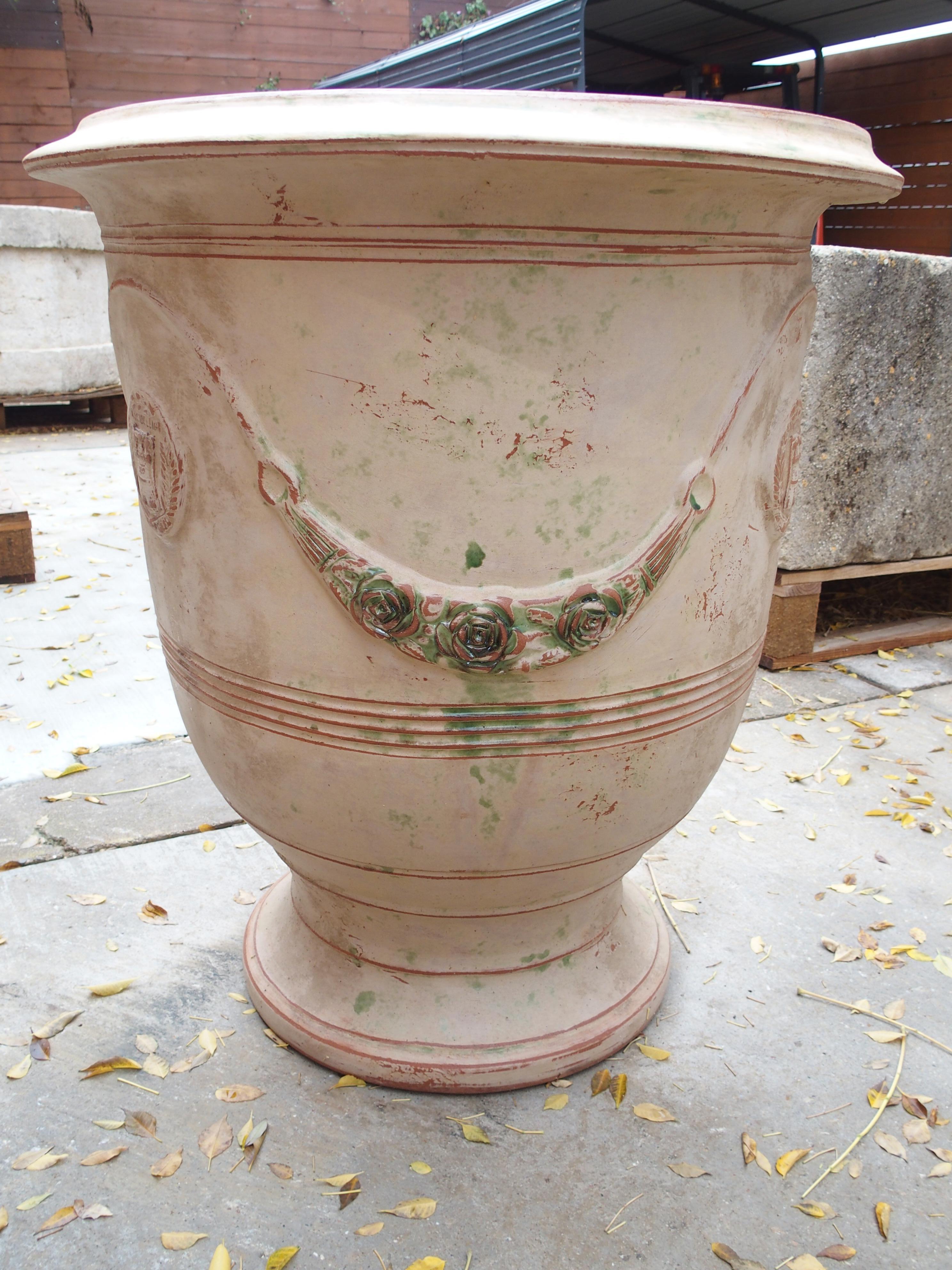 Coppia di vasi Anduze francesi fatti a mano e anticati con finitura tradizionale in vendita 3