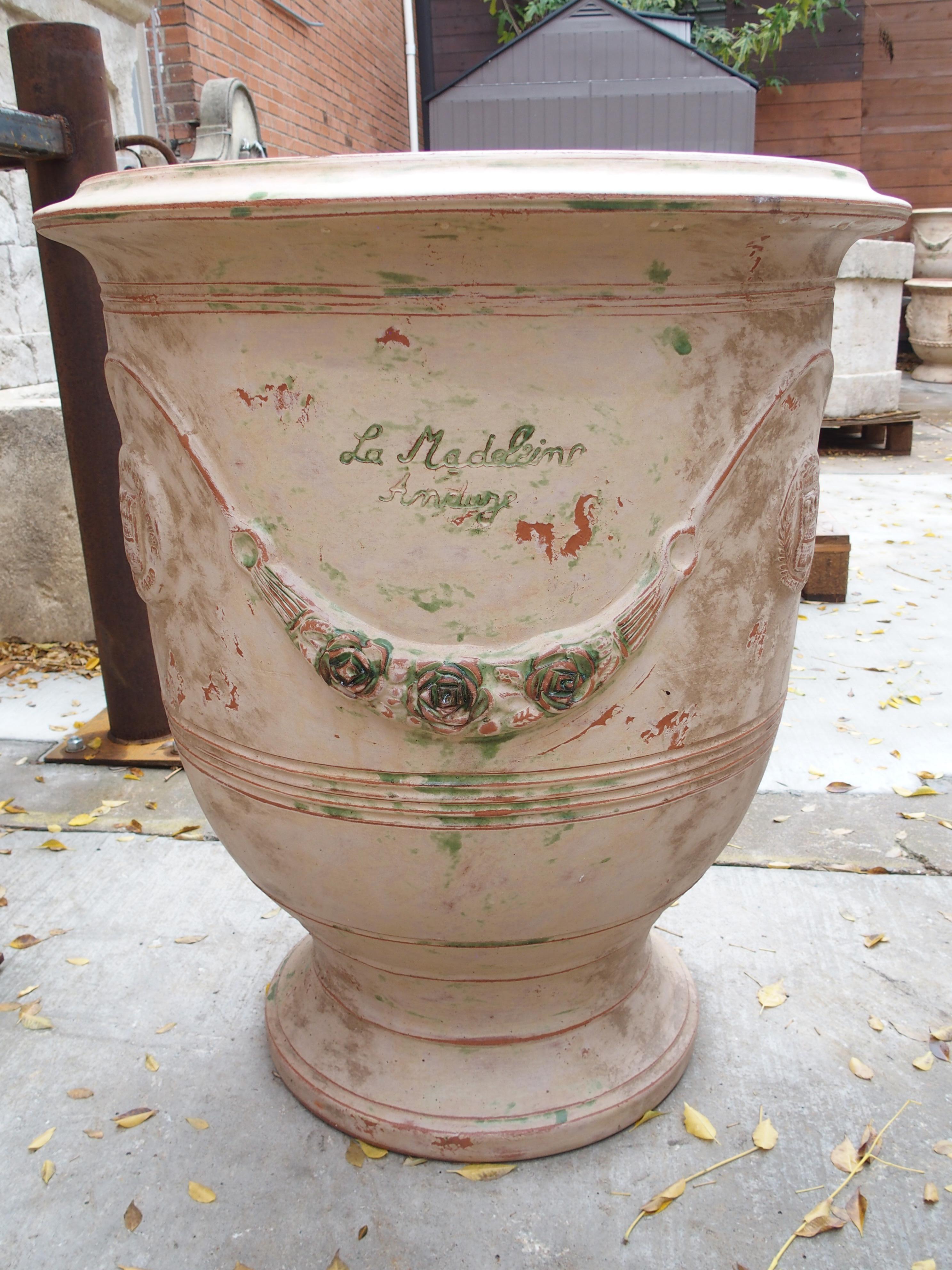 Coppia di vasi Anduze francesi fatti a mano e anticati con finitura tradizionale in vendita 4