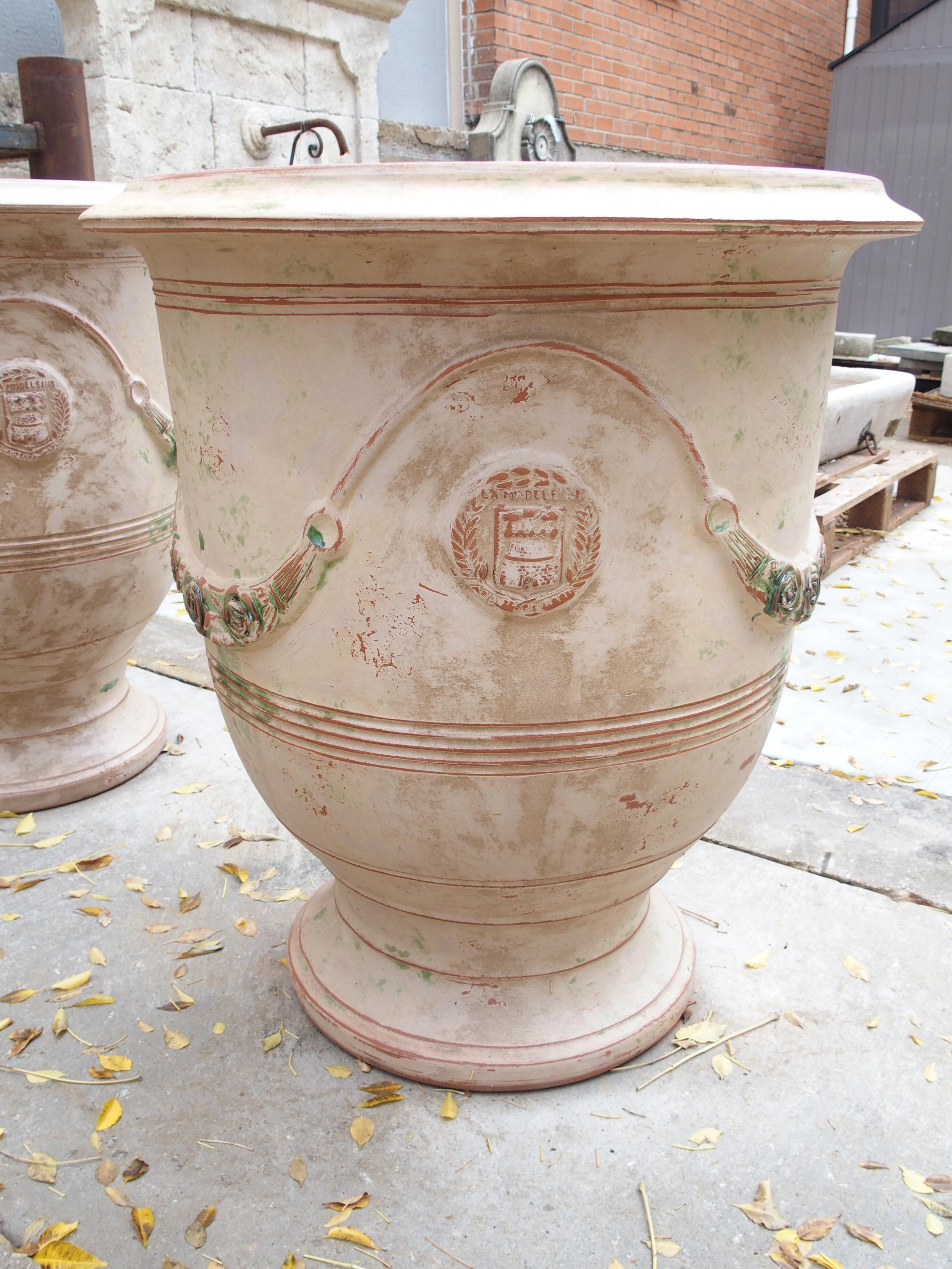 Coppia di vasi Anduze francesi fatti a mano e anticati con finitura tradizionale in vendita 5