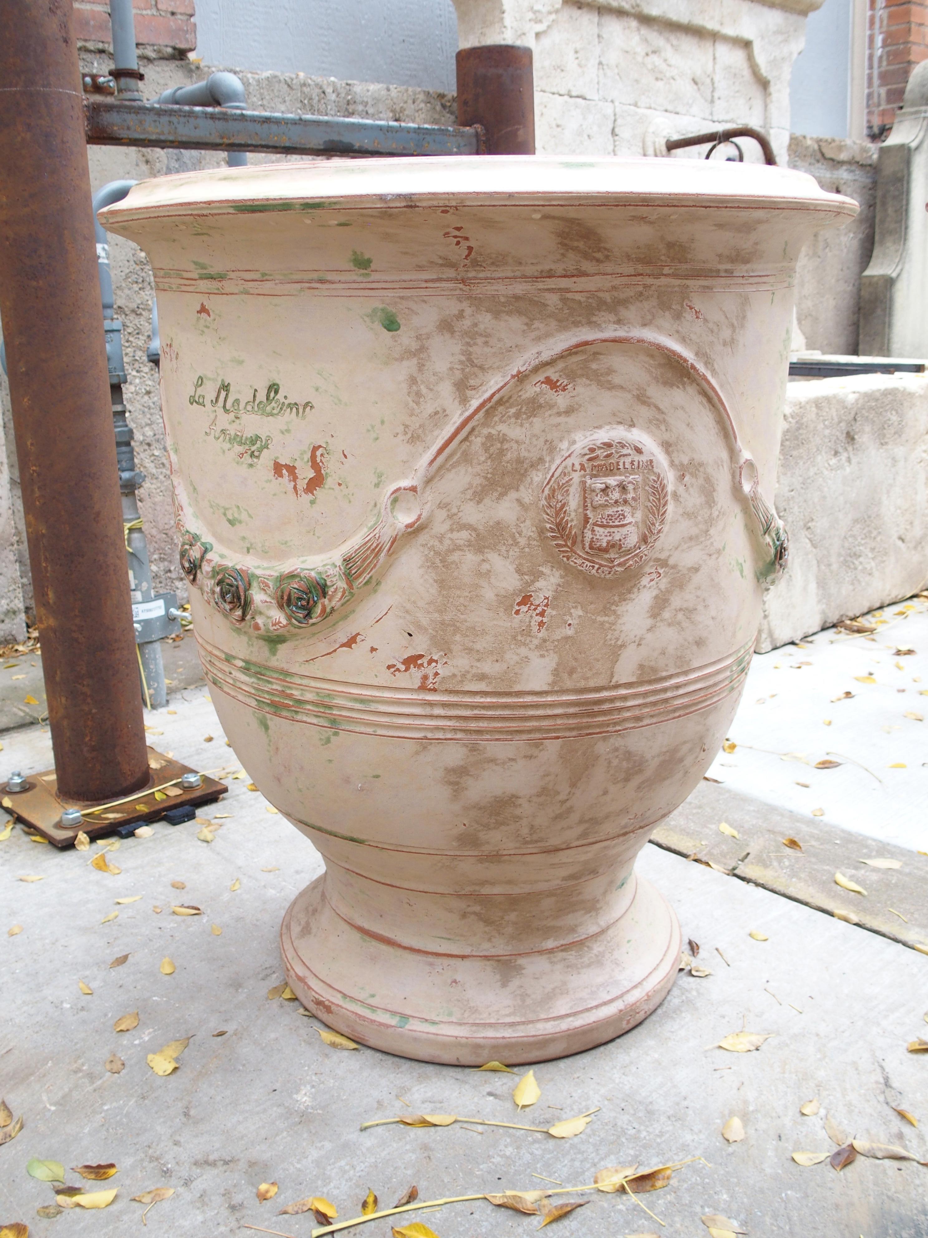 Coppia di vasi Anduze francesi fatti a mano e anticati con finitura tradizionale in vendita 6