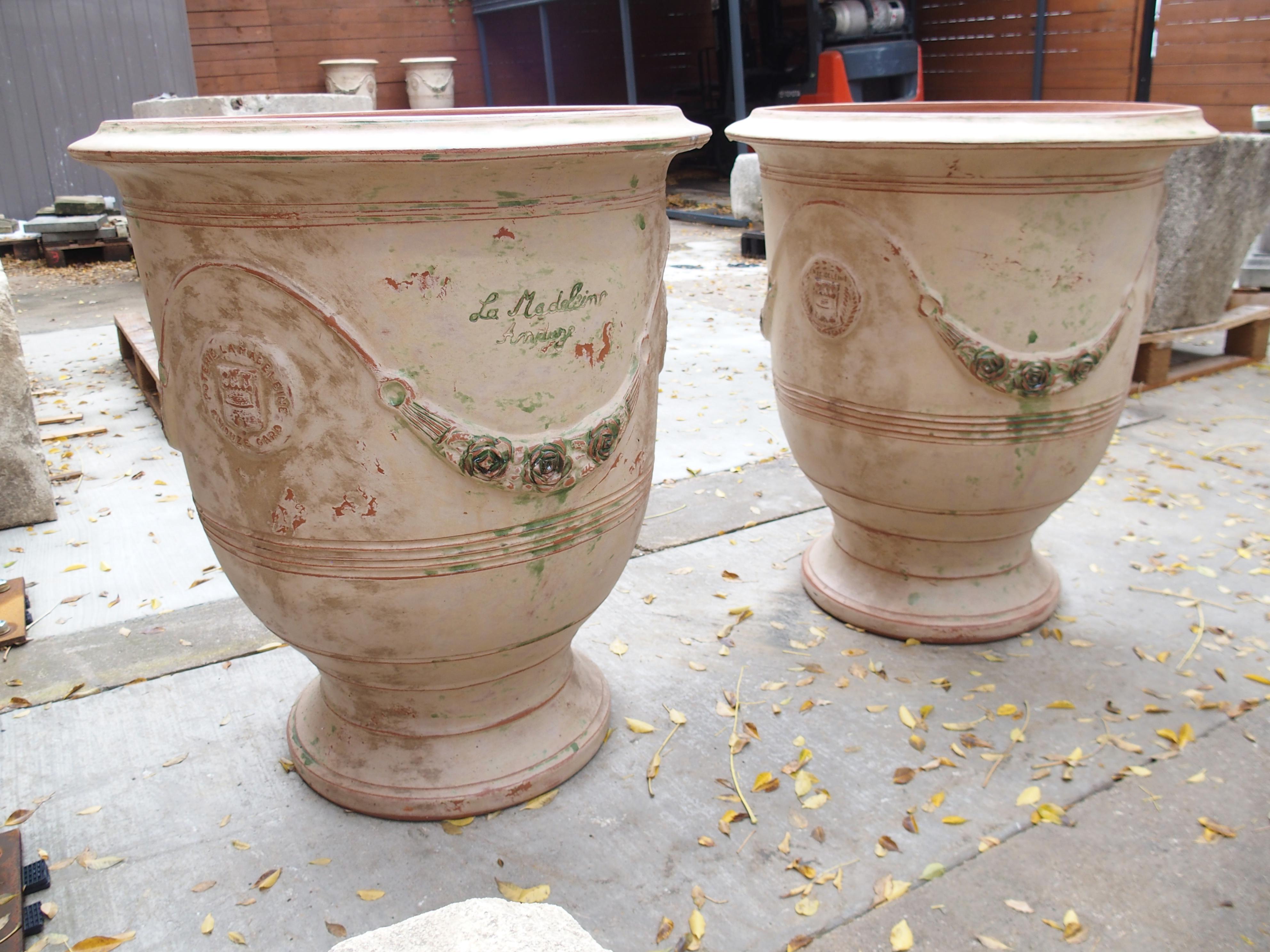 Ulteriori informazioni in arrivo...

Questa coppia di vasi Anduze presenta una splendida finitura francese tradizionale, ispirata ai vasi originali del XVI secolo. Questi vasi sono piuttosto grandi, con un'altezza di circa 31 pollici, e possono