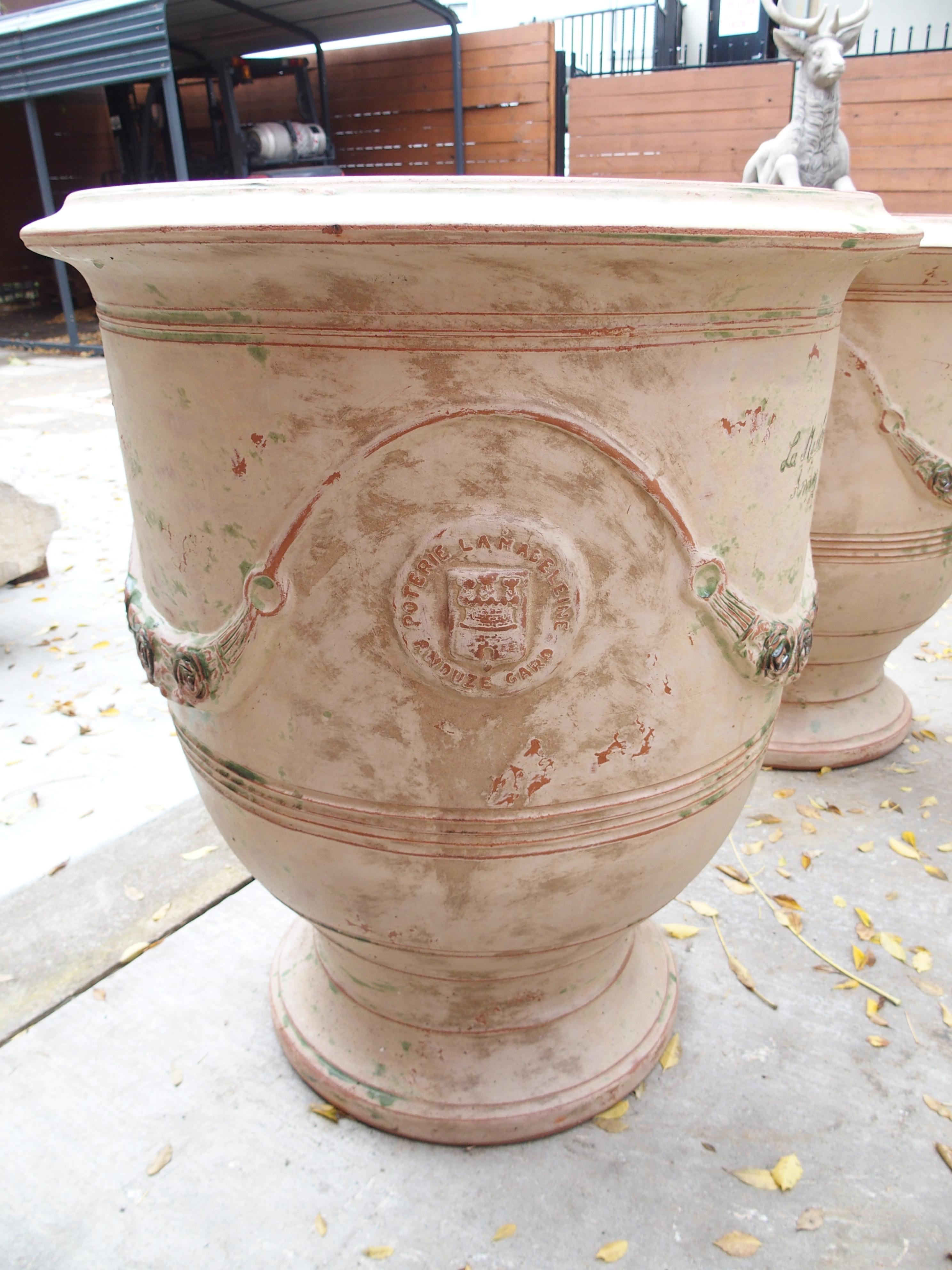 Francese Coppia di vasi Anduze francesi fatti a mano e anticati con finitura tradizionale in vendita