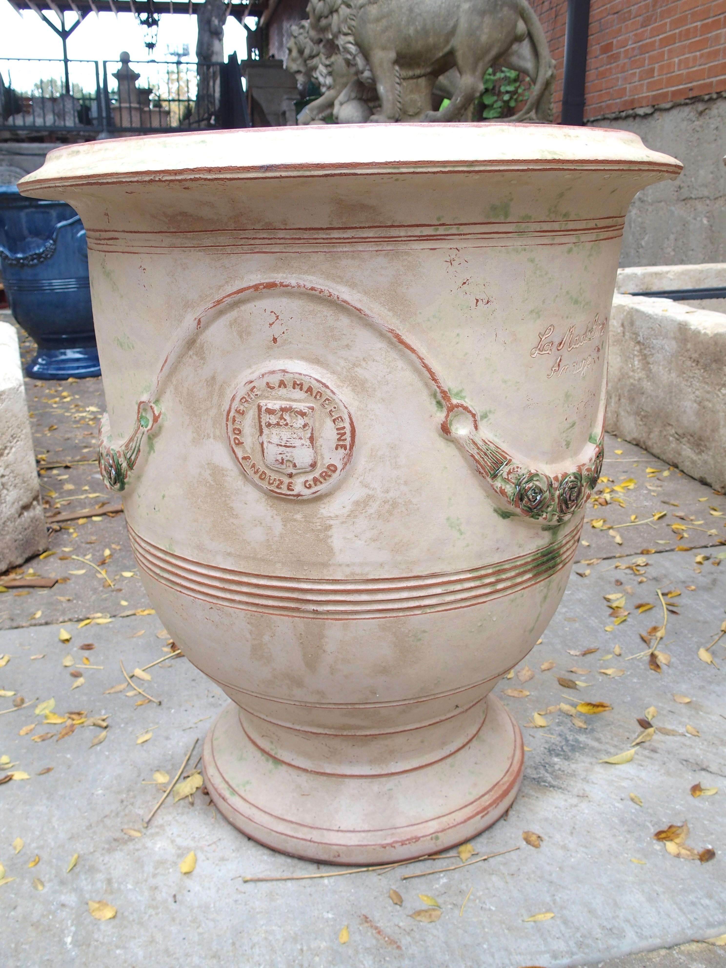 Smaltato Coppia di vasi Anduze francesi fatti a mano e anticati con finitura tradizionale in vendita