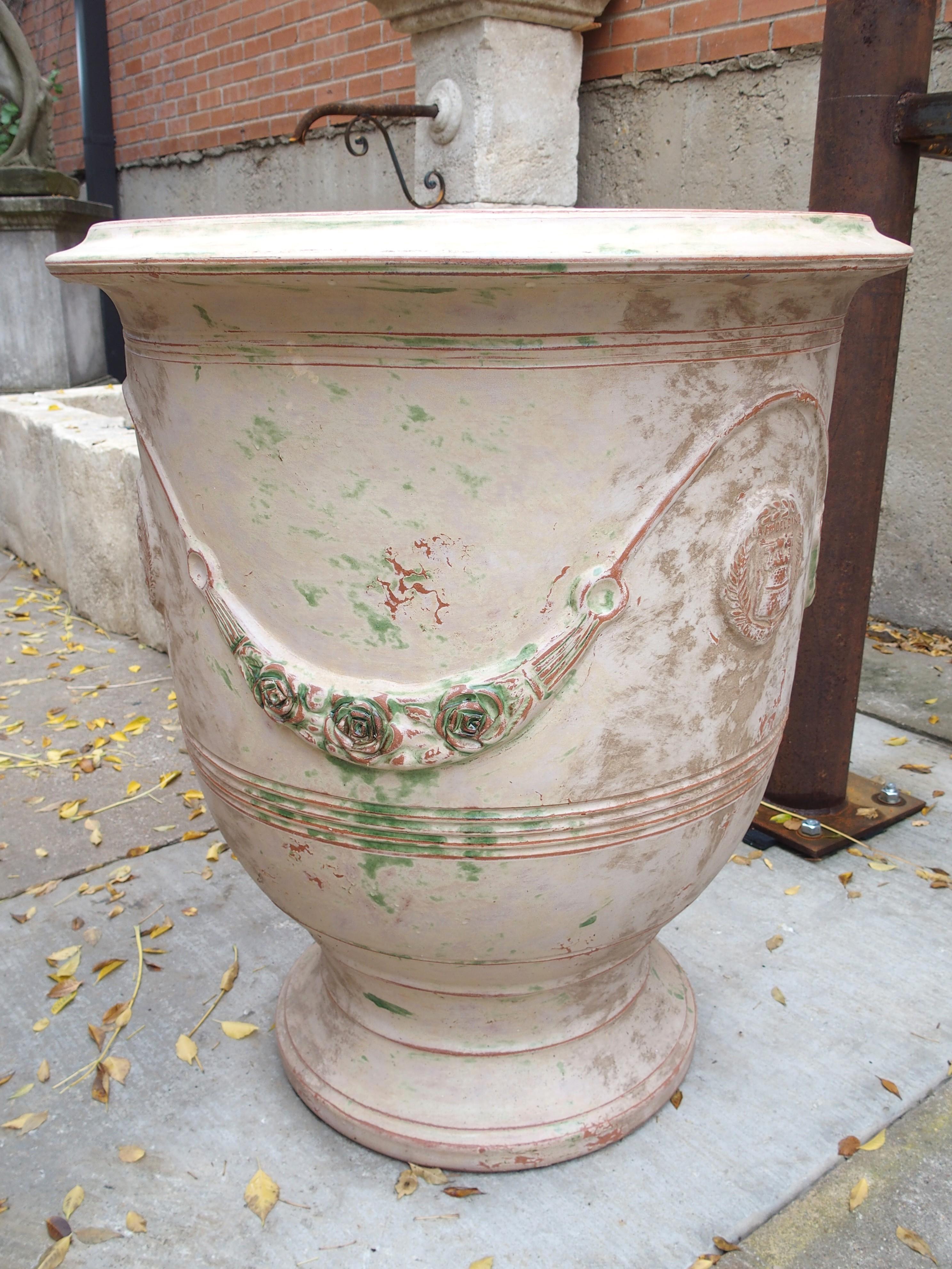 Coppia di vasi Anduze francesi fatti a mano e anticati con finitura tradizionale In condizioni buone in vendita a Dallas, TX