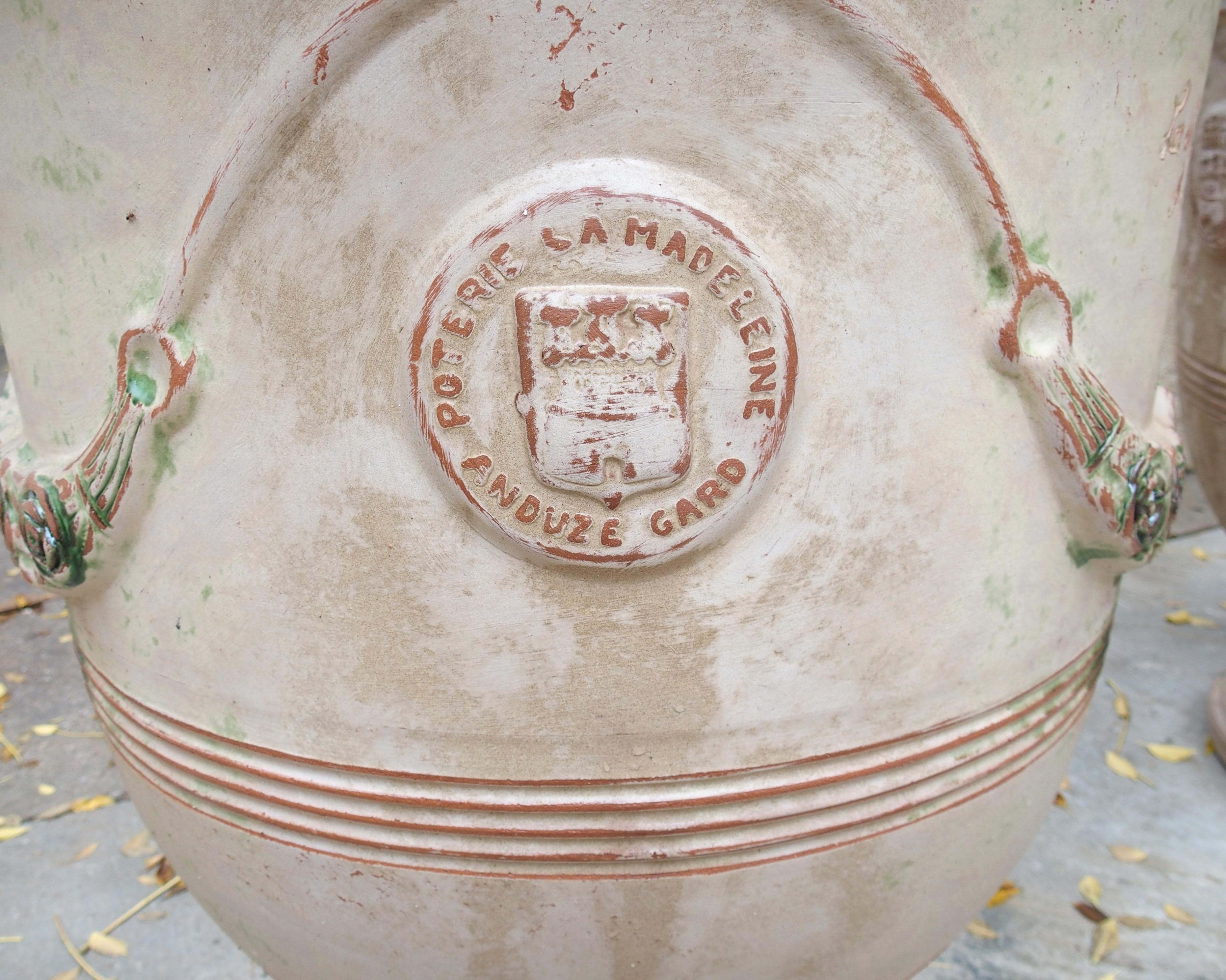 XXI secolo e contemporaneo Coppia di vasi Anduze francesi fatti a mano e anticati con finitura tradizionale in vendita