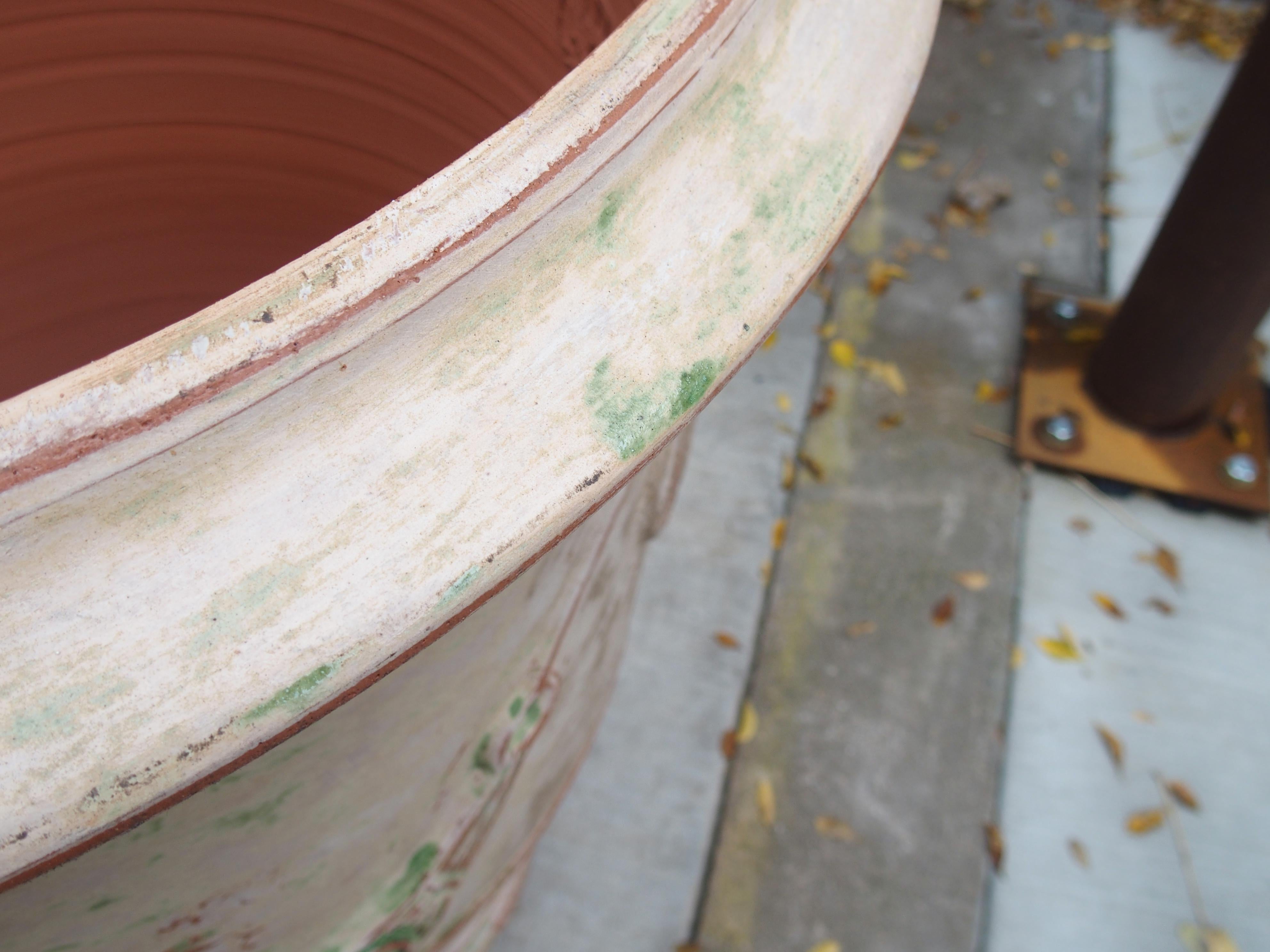 Terracotta Coppia di vasi Anduze francesi fatti a mano e anticati con finitura tradizionale in vendita