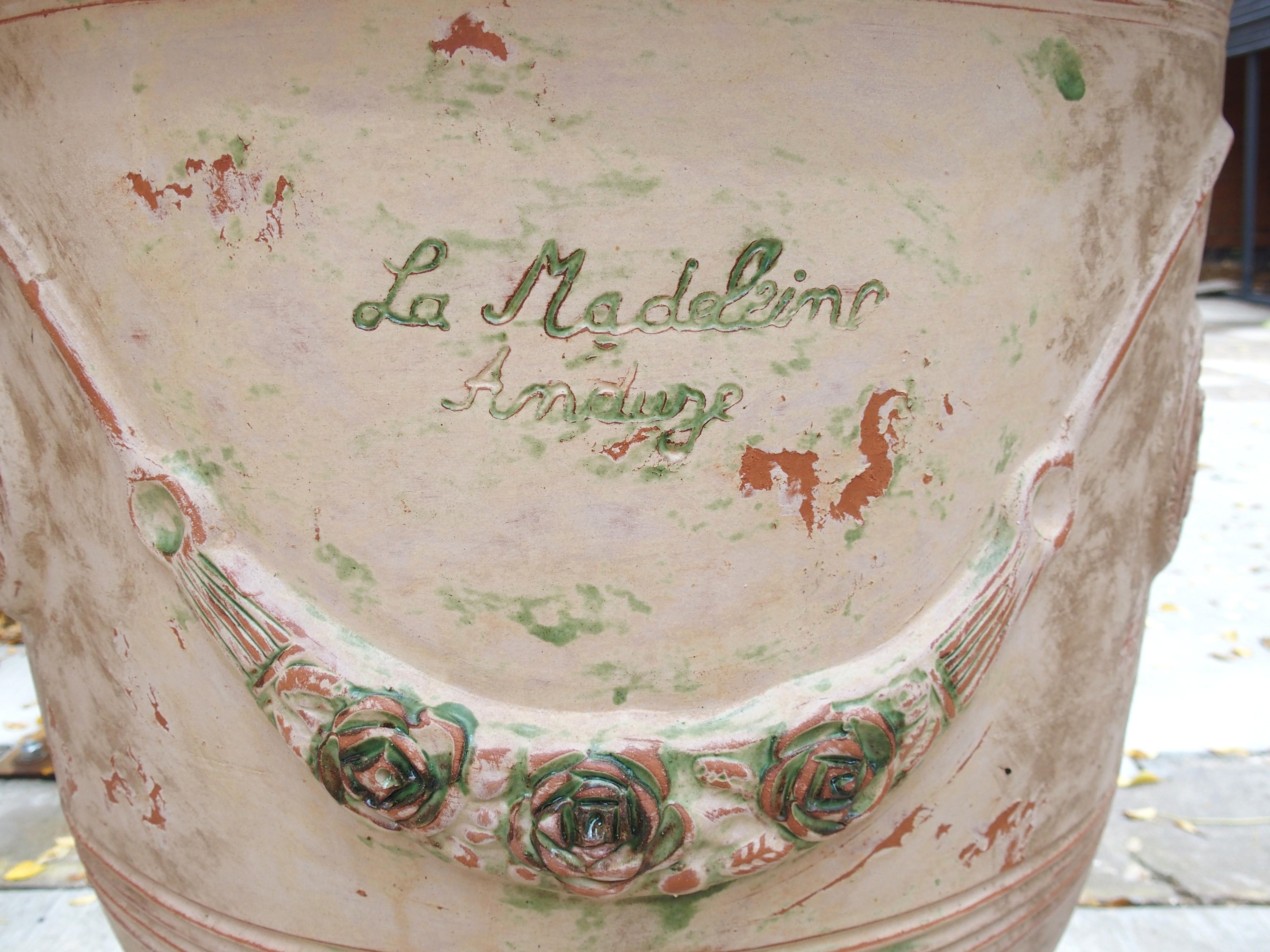 Coppia di vasi Anduze francesi fatti a mano e anticati con finitura tradizionale in vendita 2