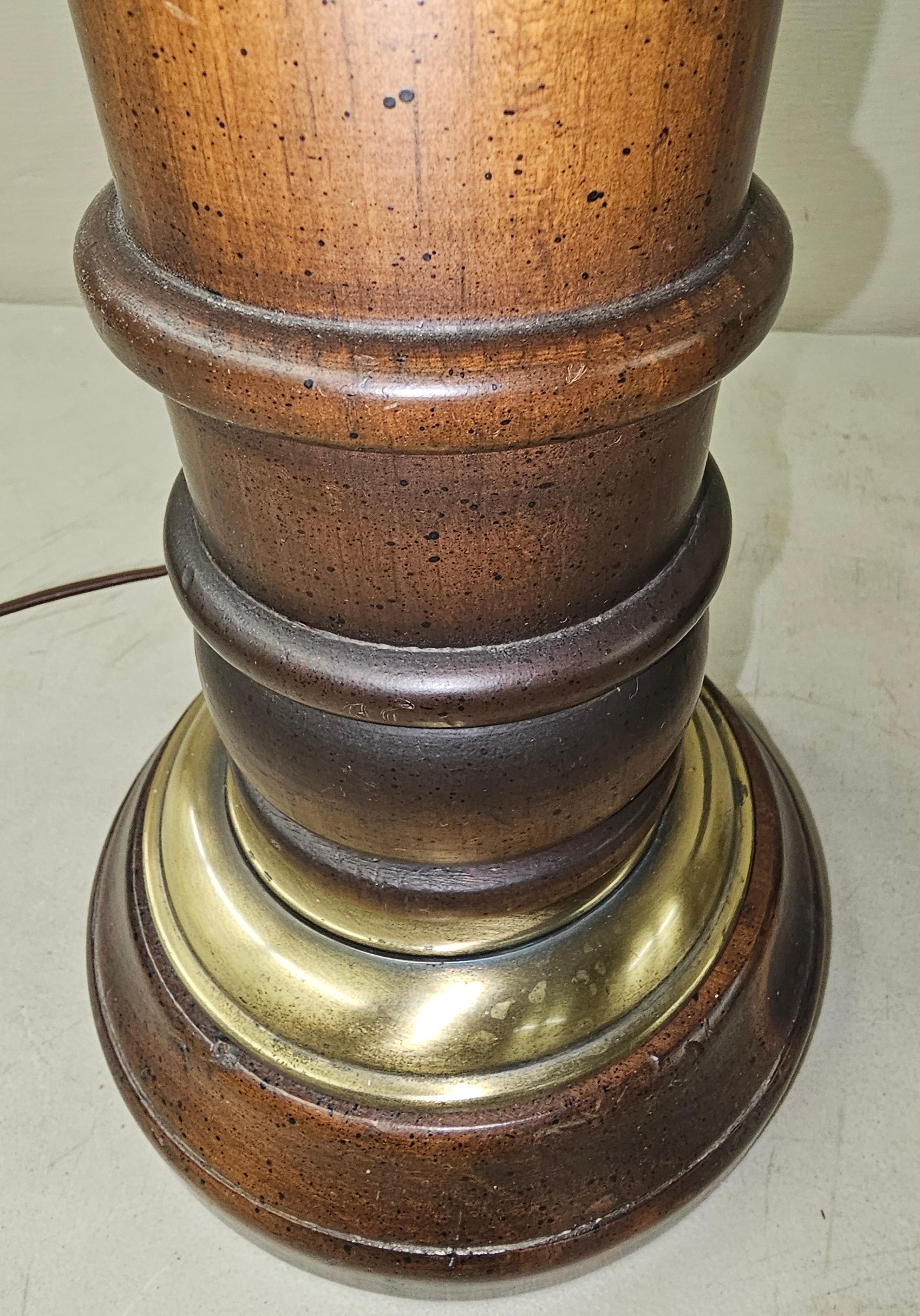 Pair Of Antiqued Pine Wood and Brass Column-Form Table Lamps For Sale 3