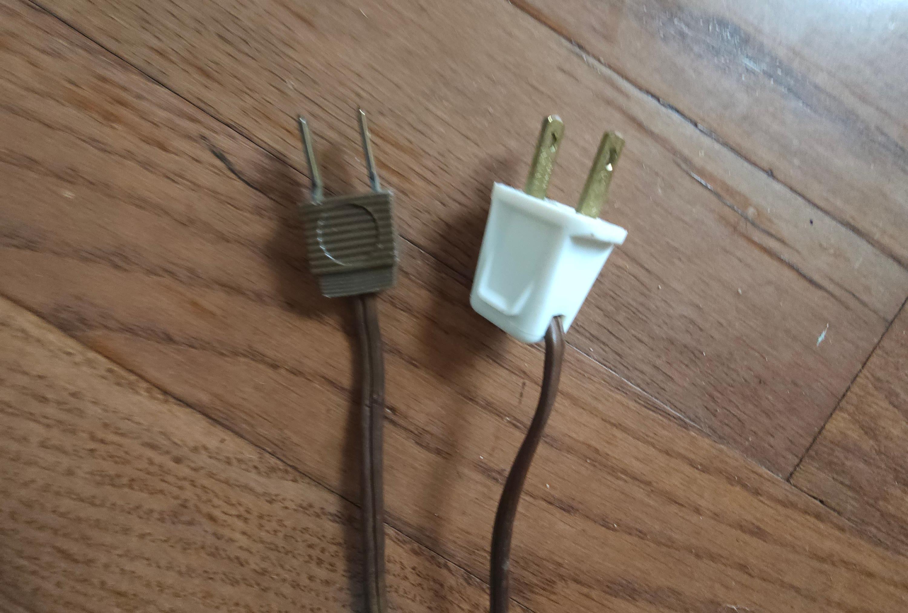 Paire de lampes de table en bois de pin ancien et laiton en forme de colonne en vente 5