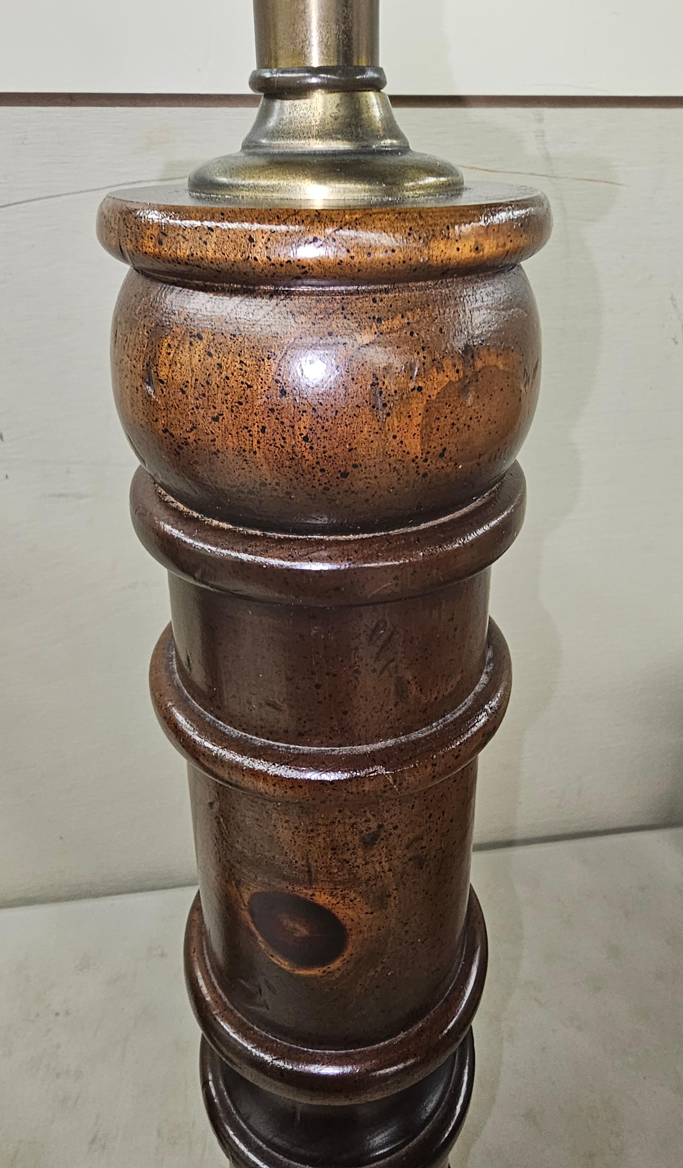 Pair Of Antiqued Pine Wood and Brass Column-Form Table Lamps For Sale 1