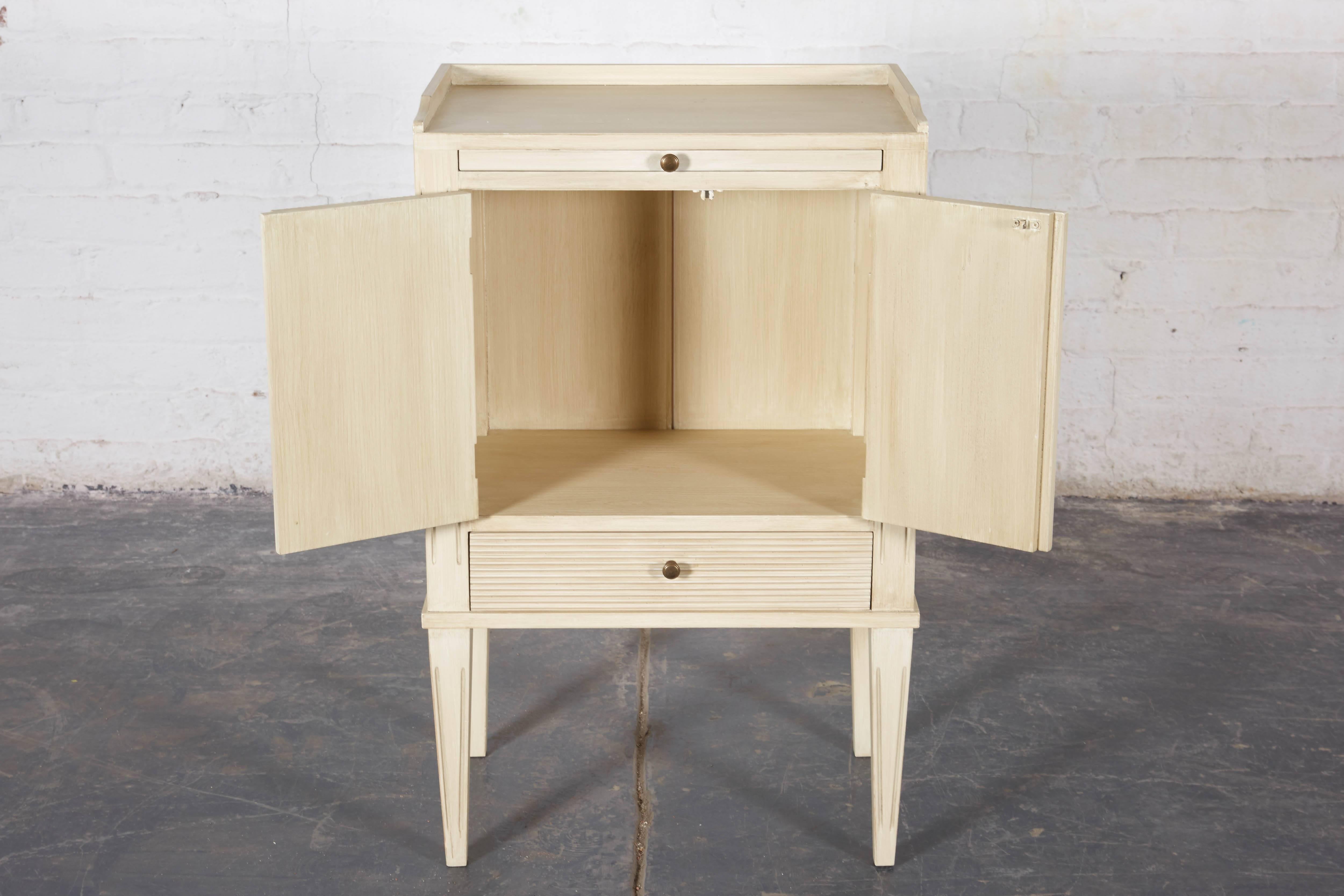 Wood Pair of Antiqued White Sheraton Style Bedside Tables