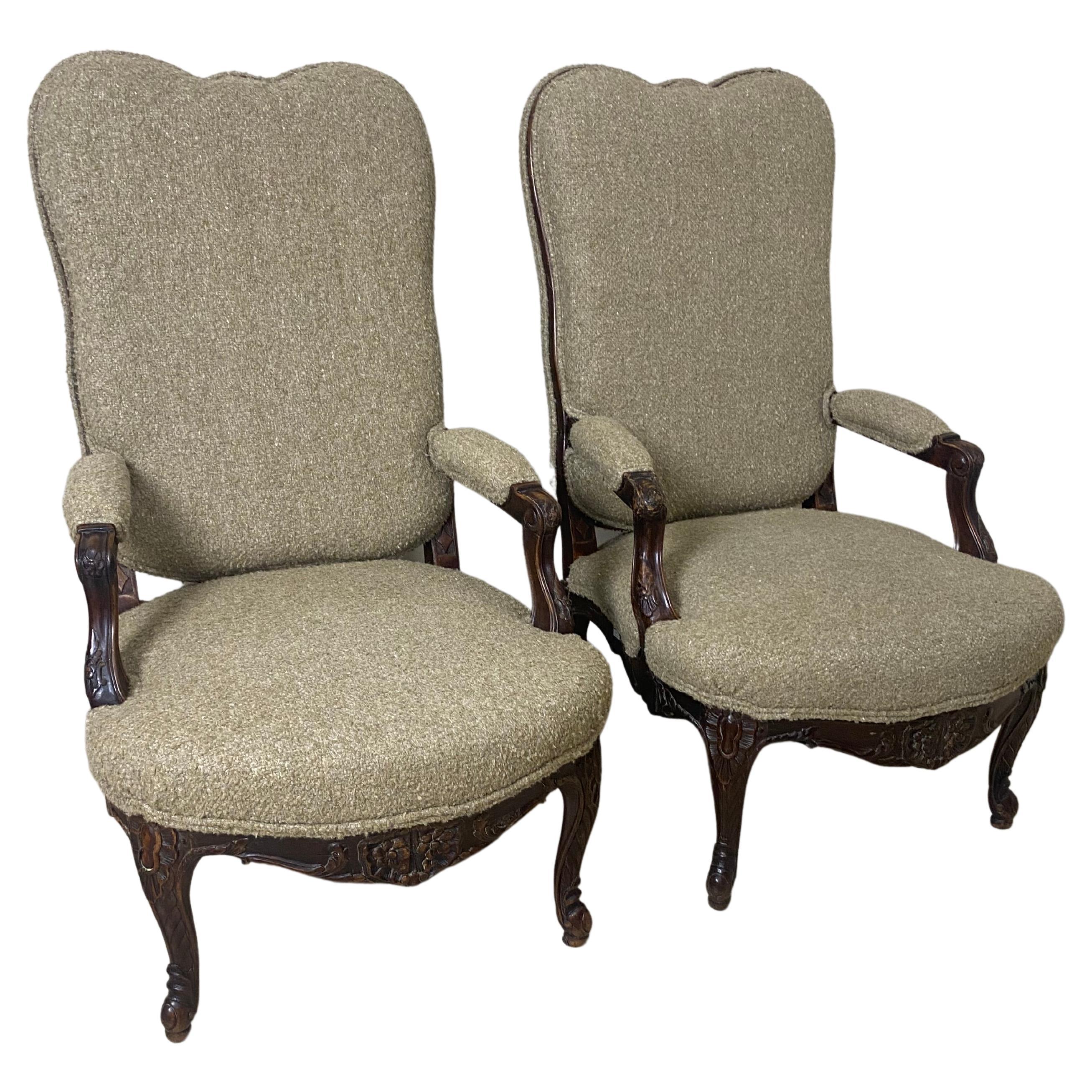 Paire de fauteuils rustiques anciens et rustiques en bois foncé avec nouveau tissu d'ameublement