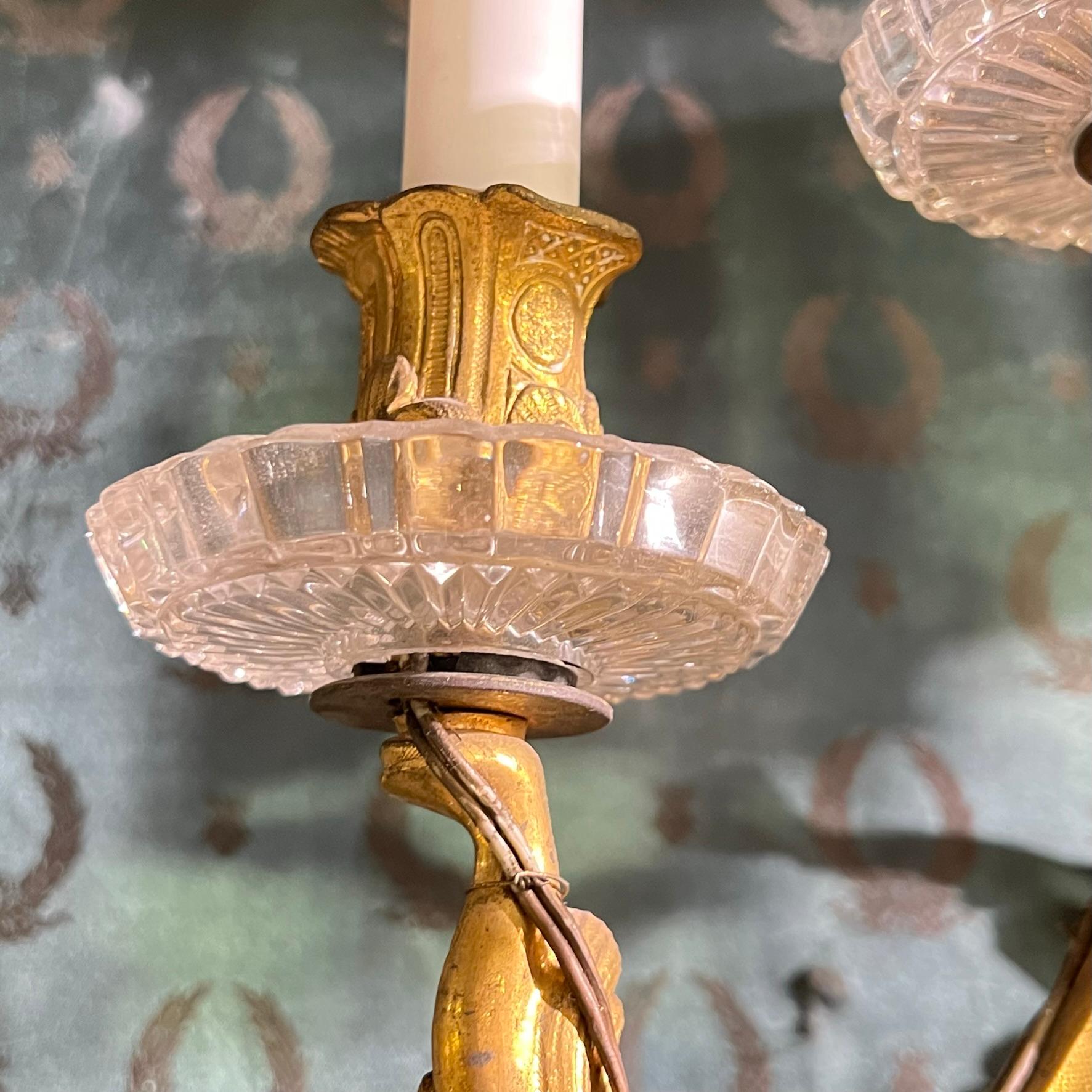 Paar französische fünfarmige Wandleuchter aus vergoldeter Bronze und Kristall im Rokoko-Stil des 19. Jahrhunderts (Französisch) im Angebot