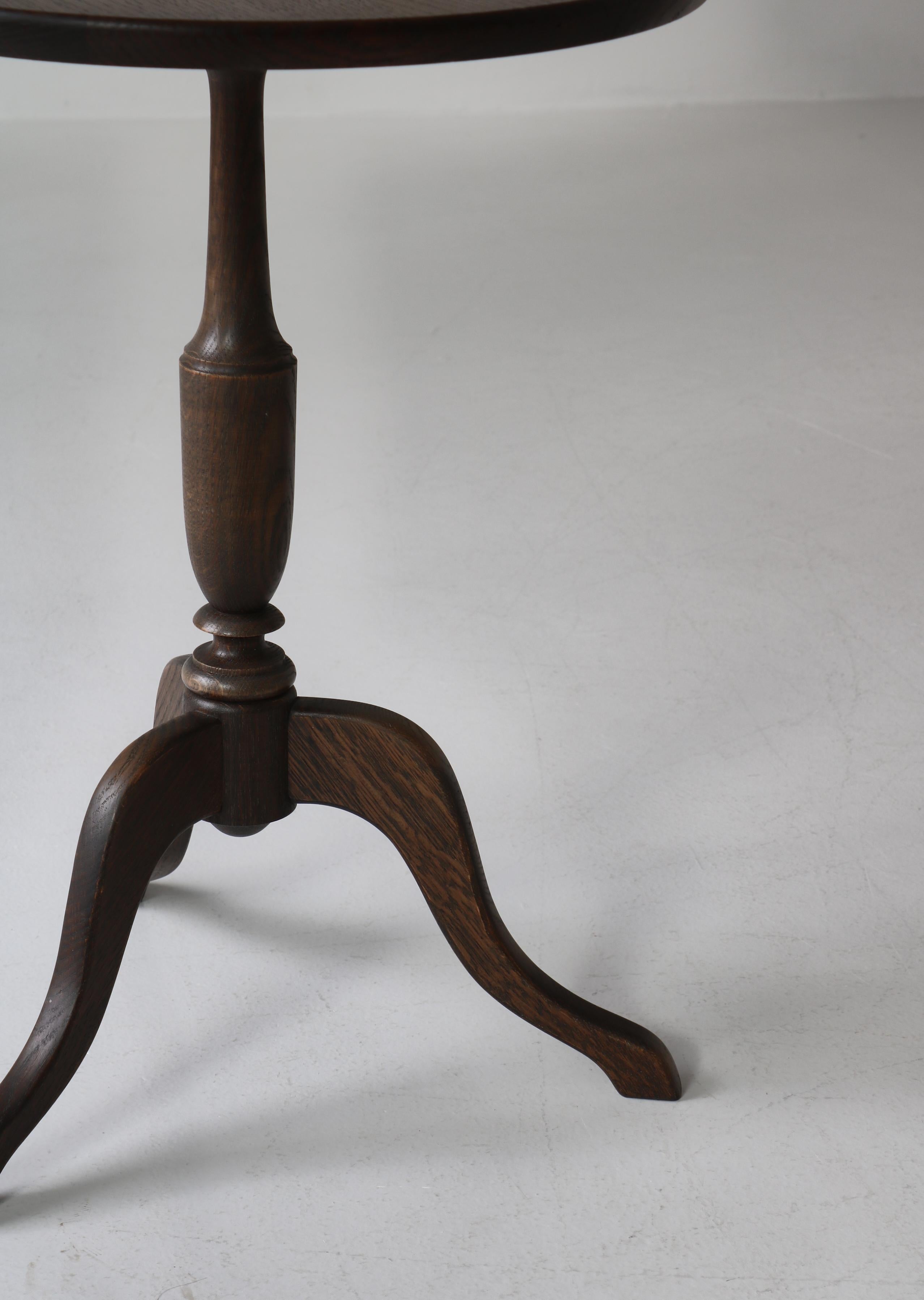 Mid-20th Century Pair of Anton Kildeberg Side Tables in Dark Stained Oak, Denmark, 1950s For Sale