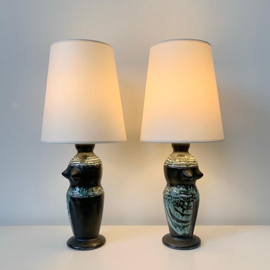 Paar antropomorphe keramische Tischlampen, um 1950, Frankreich. (Französisch) im Angebot