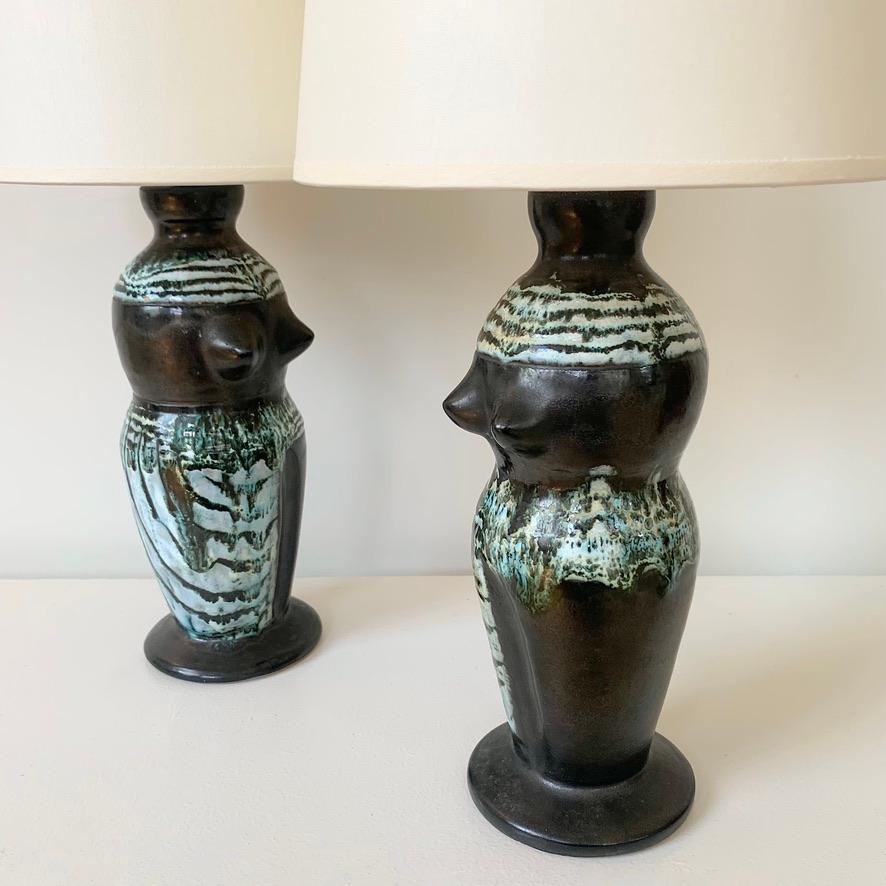 Paar antropomorphe keramische Tischlampen, um 1950, Frankreich. (Emailliert) im Angebot