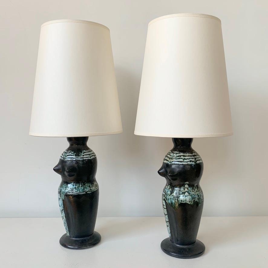 Paar antropomorphe keramische Tischlampen, um 1950, Frankreich. (Keramik) im Angebot