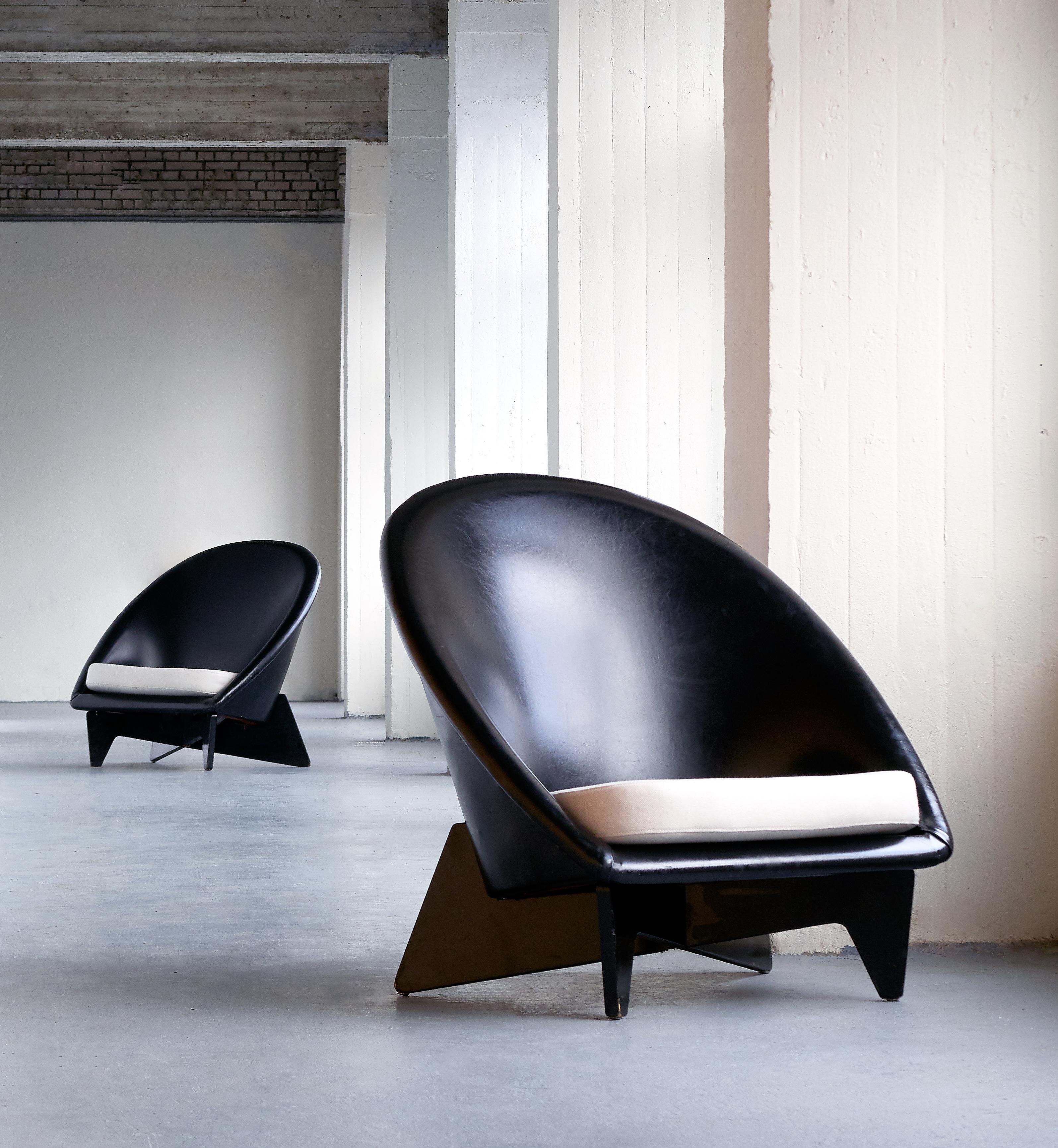Dieses außergewöhnlich seltene Sesselpaar wurde 1952 von Antti Nurmesniemi für das Palace Hotel in Helsinki entworfen. Die Stühle waren eine Auftragsarbeit für die Einrichtung der Lobby und anderer öffentlicher Räume des modernistischen Hotels.
Die