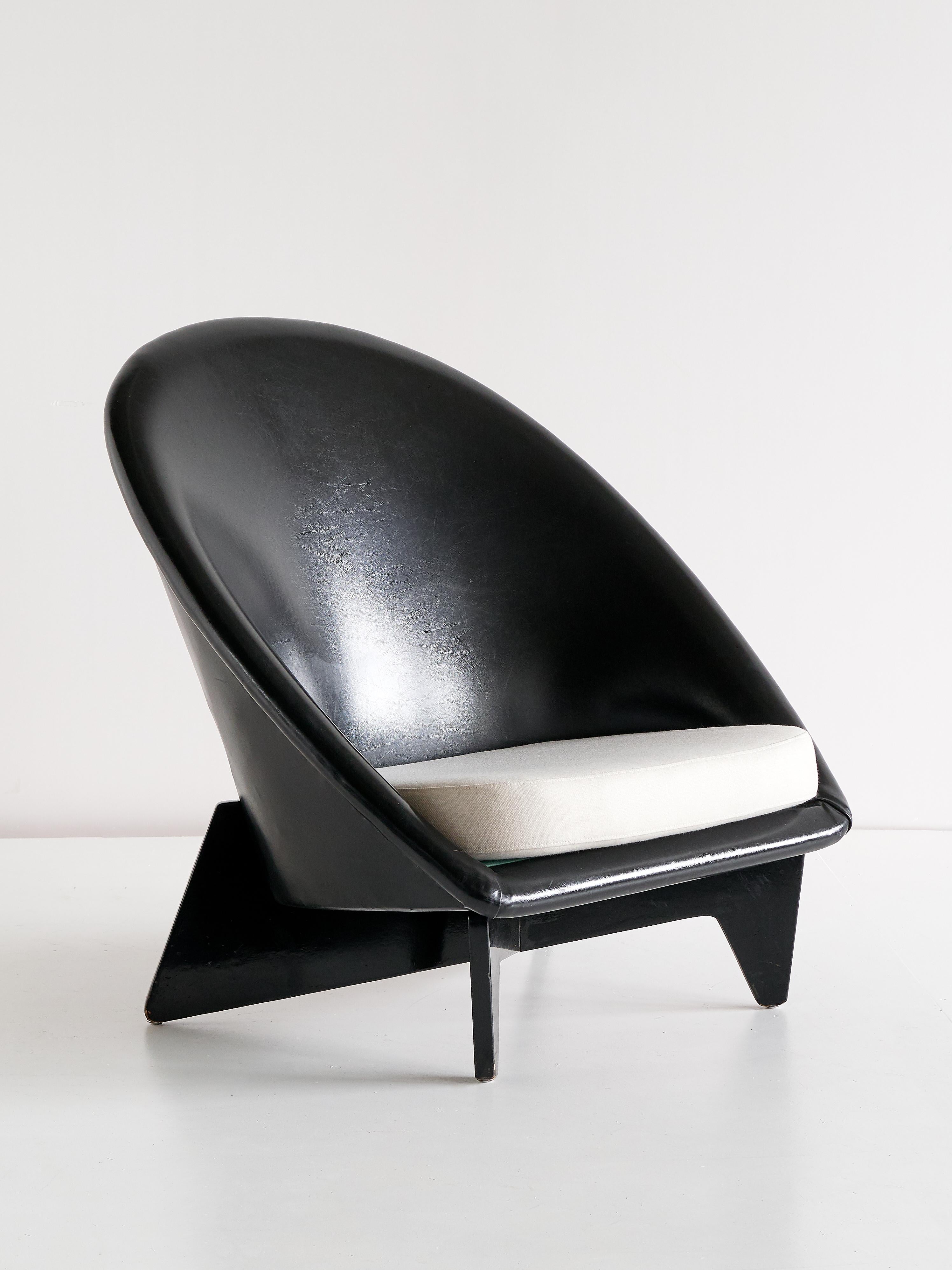 Lacquered Pair of Antti Nurmesniemi Lounge Chairs Designed for Hotel Palace, Finland, 1952 For Sale